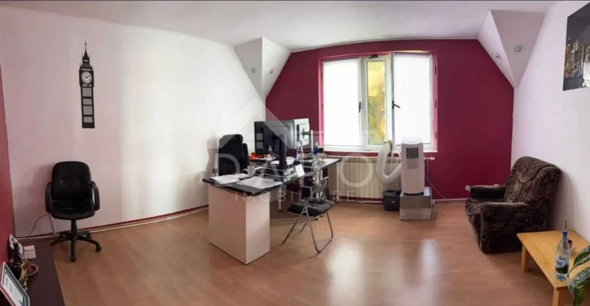 inchiriez casa mare in Tudor pretabila pentru firme, birouri etc. - 🏢 De închiriat casă pentru birouri – Tudor | 420 mp Se oferă spre închiriere casă spațioasă, situată în cartierul Tudor, pe Strada Regina Elisabeta (lângă Romstal), ideală pentru activități de birou sau alte activități comerciale. 📐 Suprafață utilă: 420 mp 📐 Teren: 720 mp 🏗 Compartimentare pe 3 niveluri: demisol + parter + etaj Caracteristici: ✔ 6 camere generoase ✔ 3 băi ✔ 2 bucătării cu zonă de luat masa ✔ 3 terase ✔ rețea de internet rapid în toate încăperile ✔ capacitate pentru 25–30 persoane Facilități: 🚗 garaj pentru 2 mașini 🚗 parcare privată pentru 6–7 mașini 📍 zonă liniștită, acces facil, locație foarte bună pentru activități de business Imobilul a fost utilizat în ultimii 7 ani ca spațiu de birouri și se pretează pentru: • sediu firmă • clinică / cabinet • firmă IT / contabilitate / call-center • activități educaționale sau servicii 💰 Preț închiriere: • 1.900 €/lună – închiriere integrală • 1.400 €/lună – parter + etaj 🤝 Proprietate promovată prin DARO Imobiliare 💳 Dorești să achiziționezi un spațiu pentru afacerea ta? Prin Kiwi Finance îți ofer: ✔ analiză GRATUITĂ pentru credit imobiliar sau business ✔ soluții de finanțare din ofertele mai multor bănci ✔ negocierea condițiilor în favoarea ta ✔ suport complet până la semnarea contractului 📞 Detalii și vizionări: Coman Maria – DARO Imobiliare & Kiwi Finance 📱 0749 535 729 🔑 DARO Imobiliare – găsim spațiul potrivit pentru afacerea ta. 💳 Kiwi Finance – obținem finanțarea pentru dezvoltarea ei. }}