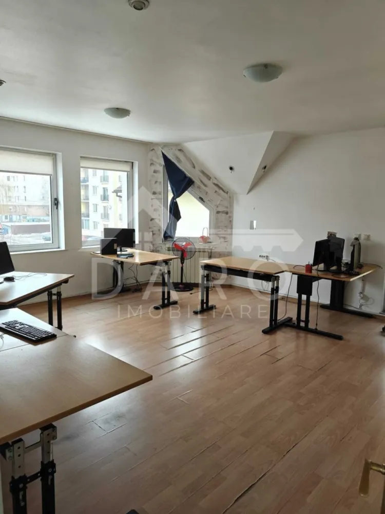 inchiriez casa mare in Tudor pretabila pentru firme, birouri etc. - 🏢 De închiriat casă pentru birouri – Tudor | 420 mp Se oferă spre închiriere casă spațioasă, situată în cartierul Tudor, pe Strada Regina Elisabeta (lângă Romstal), ideală pentru activități de birou sau alte activități comerciale. 📐 Suprafață utilă: 420 mp 📐 Teren: 720 mp 🏗 Compartimentare pe 3 niveluri: demisol + parter + etaj Caracteristici: ✔ 6 camere generoase ✔ 3 băi ✔ 2 bucătării cu zonă de luat masa ✔ 3 terase ✔ rețea de internet rapid în toate încăperile ✔ capacitate pentru 25–30 persoane Facilități: 🚗 garaj pentru 2 mașini 🚗 parcare privată pentru 6–7 mașini 📍 zonă liniștită, acces facil, locație foarte bună pentru activități de business Imobilul a fost utilizat în ultimii 7 ani ca spațiu de birouri și se pretează pentru: • sediu firmă • clinică / cabinet • firmă IT / contabilitate / call-center • activități educaționale sau servicii 💰 Preț închiriere: • 1.900 €/lună – închiriere integrală • 1.400 €/lună – parter + etaj 🤝 Proprietate promovată prin DARO Imobiliare 💳 Dorești să achiziționezi un spațiu pentru afacerea ta? Prin Kiwi Finance îți ofer: ✔ analiză GRATUITĂ pentru credit imobiliar sau business ✔ soluții de finanțare din ofertele mai multor bănci ✔ negocierea condițiilor în favoarea ta ✔ suport complet până la semnarea contractului 📞 Detalii și vizionări: Coman Maria – DARO Imobiliare & Kiwi Finance 📱 0749 535 729 🔑 DARO Imobiliare – găsim spațiul potrivit pentru afacerea ta. 💳 Kiwi Finance – obținem finanțarea pentru dezvoltarea ei. }}