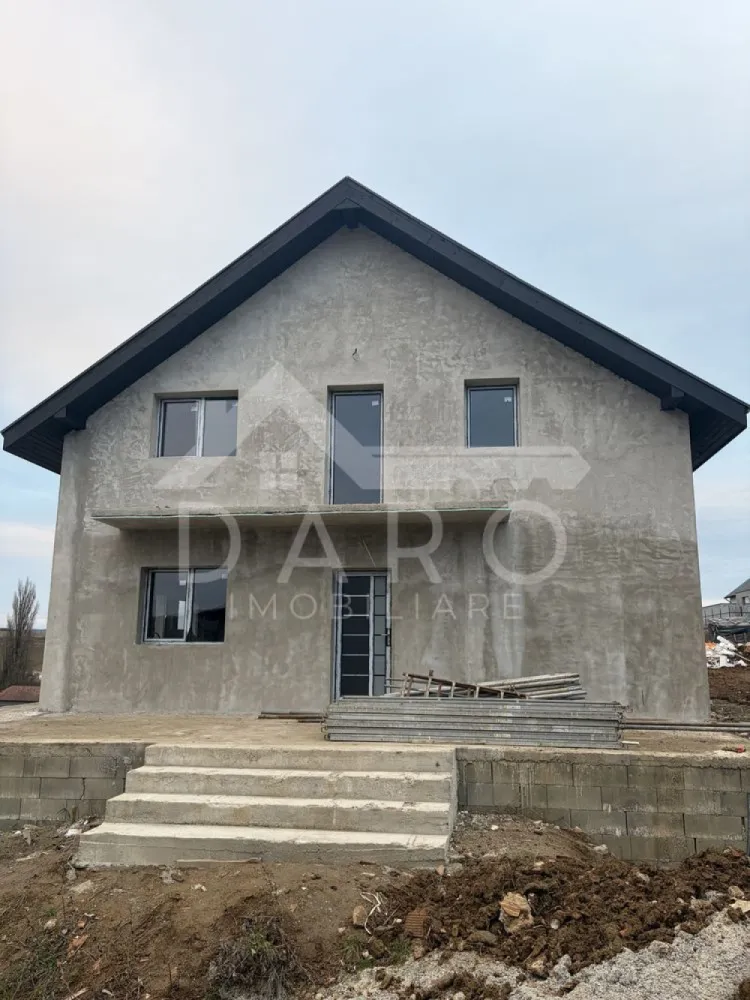 Casa de vanzare ~ cartierul Rasaritului - - 🏡 Casă de vânzare – Spațioasă, modernă | 4 dormitoare | Teren 515 mp O proprietate ideală pentru o familie numeroasă sau pentru cei care își doresc confort, spațiu și o construcție de calitate, situată într-o zonă foarte bine poziționată, în apropierea restaurantului Peștișorul de Aur. 📐 Suprafață construită: 191 mp 📐 Suprafață utilă: 130 mp 🌳 Teren: 515 mp 💰 Preț: 179.990 € – semifinisat 💰 Preț: 200.000 € – la cheie ✔ toate utilitățile racordate: apă, canalizare, gaz, curent ✔ posibilitate de schimb cu imobil sau auto (în anumite condiții) Compartimentare: ✔ living + dining generos ✔ bucătărie separată ✔ 4 dormitoare ✔ 2 băi ✔ cameră tehnică ✔ cămară ✔ terasă exterioară de 30 mp Dotări și calitate construcție: ✔ izolație exterioară 15 cm EPS 100 ✔ ferestre pentacamerale ✔ încălzire în pardoseală în toată casa ✔ tencuială mecanizată pe bază de ciment și var ✔ tavane false din rigips ✔ 2 straturi de glet + finisaj final ✔ șapă elicopterizată peste sistemul de încălzire ✔ exterior finisat cu decorativă Daw Benta Carbon și elemente decorative Varianta „la cheie” include: ✔ gard din bolțari și panouri metalice ✔ curte amenajată cu pavaj ✔ loc de parcare pentru 2 mașini ✔ locuință pregătită pentru mobilare Avantaje: 📍 zonă bine poziționată, cu acces facil 📍 în apropiere de restaurante și facilități 📍 camere luminoase și bine compartimentate 📍 ideală pentru locuire sau investiție 💎 O locuință modernă, eficientă energetic și pregătită pentru confort pe termen lung. 🤝 Proprietate promovată prin DARO Imobiliare 💳 Ai nevoie de finanțare pentru achiziție? Prin Kiwi Finance îți ofer: ✔ analiză GRATUITĂ a eligibilității ✔ acces la oferte de la peste 12 bănci ✔ negocierea dobânzii în favoarea ta ✔ suport complet până la semnarea contractului 📞 Detalii și vizionări: Coman Maria – DARO Imobiliare & Kiwi Finance 📱 0749 535 729 🔑 DARO Imobiliare – găsim proprietatea potrivită. 💳 Kiwi Finance – obținem creditul pentru a o cumpăra.! }}