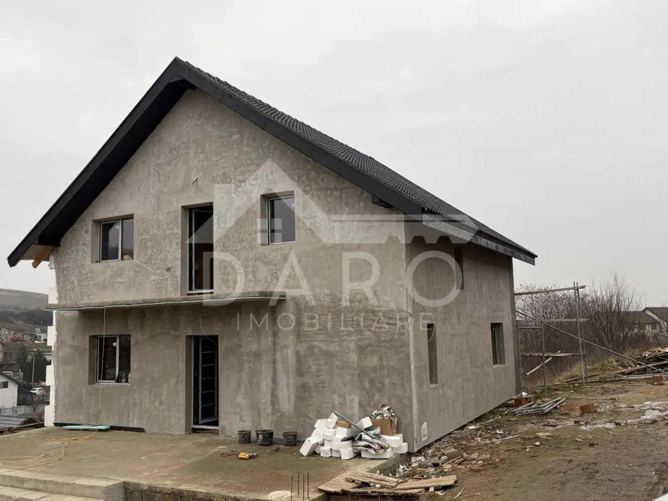 Casa de vanzare ~ cartierul Rasaritului - - 🏡 Casă de vânzare – Spațioasă, modernă | 4 dormitoare | Teren 515 mp O proprietate ideală pentru o familie numeroasă sau pentru cei care își doresc confort, spațiu și o construcție de calitate, situată într-o zonă foarte bine poziționată, în apropierea restaurantului Peștișorul de Aur. 📐 Suprafață construită: 191 mp 📐 Suprafață utilă: 130 mp 🌳 Teren: 515 mp 💰 Preț: 179.990 € – semifinisat 💰 Preț: 200.000 € – la cheie ✔ toate utilitățile racordate: apă, canalizare, gaz, curent ✔ posibilitate de schimb cu imobil sau auto (în anumite condiții) Compartimentare: ✔ living + dining generos ✔ bucătărie separată ✔ 4 dormitoare ✔ 2 băi ✔ cameră tehnică ✔ cămară ✔ terasă exterioară de 30 mp Dotări și calitate construcție: ✔ izolație exterioară 15 cm EPS 100 ✔ ferestre pentacamerale ✔ încălzire în pardoseală în toată casa ✔ tencuială mecanizată pe bază de ciment și var ✔ tavane false din rigips ✔ 2 straturi de glet + finisaj final ✔ șapă elicopterizată peste sistemul de încălzire ✔ exterior finisat cu decorativă Daw Benta Carbon și elemente decorative Varianta „la cheie” include: ✔ gard din bolțari și panouri metalice ✔ curte amenajată cu pavaj ✔ loc de parcare pentru 2 mașini ✔ locuință pregătită pentru mobilare Avantaje: 📍 zonă bine poziționată, cu acces facil 📍 în apropiere de restaurante și facilități 📍 camere luminoase și bine compartimentate 📍 ideală pentru locuire sau investiție 💎 O locuință modernă, eficientă energetic și pregătită pentru confort pe termen lung. 🤝 Proprietate promovată prin DARO Imobiliare 💳 Ai nevoie de finanțare pentru achiziție? Prin Kiwi Finance îți ofer: ✔ analiză GRATUITĂ a eligibilității ✔ acces la oferte de la peste 12 bănci ✔ negocierea dobânzii în favoarea ta ✔ suport complet până la semnarea contractului 📞 Detalii și vizionări: Coman Maria – DARO Imobiliare & Kiwi Finance 📱 0749 535 729 🔑 DARO Imobiliare – găsim proprietatea potrivită. 💳 Kiwi Finance – obținem creditul pentru a o cumpăra.! }}
