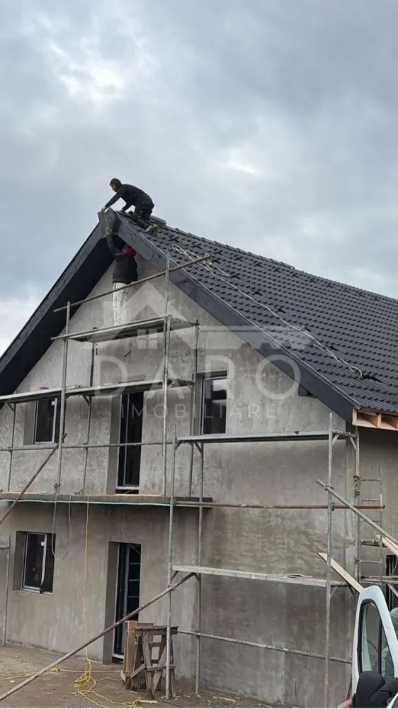 Casa de vanzare ~ cartierul Rasaritului - - 🏡 Casă de vânzare – Spațioasă, modernă | 4 dormitoare | Teren 515 mp O proprietate ideală pentru o familie numeroasă sau pentru cei care își doresc confort, spațiu și o construcție de calitate, situată într-o zonă foarte bine poziționată, în apropierea restaurantului Peștișorul de Aur. 📐 Suprafață construită: 191 mp 📐 Suprafață utilă: 130 mp 🌳 Teren: 515 mp 💰 Preț: 179.990 € – semifinisat 💰 Preț: 200.000 € – la cheie ✔ toate utilitățile racordate: apă, canalizare, gaz, curent ✔ posibilitate de schimb cu imobil sau auto (în anumite condiții) Compartimentare: ✔ living + dining generos ✔ bucătărie separată ✔ 4 dormitoare ✔ 2 băi ✔ cameră tehnică ✔ cămară ✔ terasă exterioară de 30 mp Dotări și calitate construcție: ✔ izolație exterioară 15 cm EPS 100 ✔ ferestre pentacamerale ✔ încălzire în pardoseală în toată casa ✔ tencuială mecanizată pe bază de ciment și var ✔ tavane false din rigips ✔ 2 straturi de glet + finisaj final ✔ șapă elicopterizată peste sistemul de încălzire ✔ exterior finisat cu decorativă Daw Benta Carbon și elemente decorative Varianta „la cheie” include: ✔ gard din bolțari și panouri metalice ✔ curte amenajată cu pavaj ✔ loc de parcare pentru 2 mașini ✔ locuință pregătită pentru mobilare Avantaje: 📍 zonă bine poziționată, cu acces facil 📍 în apropiere de restaurante și facilități 📍 camere luminoase și bine compartimentate 📍 ideală pentru locuire sau investiție 💎 O locuință modernă, eficientă energetic și pregătită pentru confort pe termen lung. 🤝 Proprietate promovată prin DARO Imobiliare 💳 Ai nevoie de finanțare pentru achiziție? Prin Kiwi Finance îți ofer: ✔ analiză GRATUITĂ a eligibilității ✔ acces la oferte de la peste 12 bănci ✔ negocierea dobânzii în favoarea ta ✔ suport complet până la semnarea contractului 📞 Detalii și vizionări: Coman Maria – DARO Imobiliare & Kiwi Finance 📱 0749 535 729 🔑 DARO Imobiliare – găsim proprietatea potrivită. 💳 Kiwi Finance – obținem creditul pentru a o cumpăra.! }}