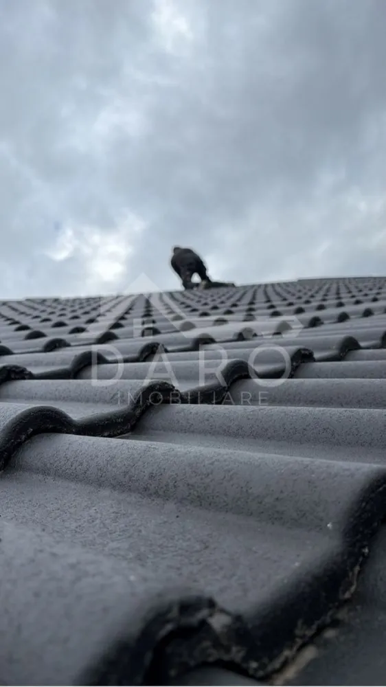 Casa de vanzare ~ cartierul Rasaritului - - 🏡 Casă de vânzare – Spațioasă, modernă | 4 dormitoare | Teren 515 mp O proprietate ideală pentru o familie numeroasă sau pentru cei care își doresc confort, spațiu și o construcție de calitate, situată într-o zonă foarte bine poziționată, în apropierea restaurantului Peștișorul de Aur. 📐 Suprafață construită: 191 mp 📐 Suprafață utilă: 130 mp 🌳 Teren: 515 mp 💰 Preț: 179.990 € – semifinisat 💰 Preț: 200.000 € – la cheie ✔ toate utilitățile racordate: apă, canalizare, gaz, curent ✔ posibilitate de schimb cu imobil sau auto (în anumite condiții) Compartimentare: ✔ living + dining generos ✔ bucătărie separată ✔ 4 dormitoare ✔ 2 băi ✔ cameră tehnică ✔ cămară ✔ terasă exterioară de 30 mp Dotări și calitate construcție: ✔ izolație exterioară 15 cm EPS 100 ✔ ferestre pentacamerale ✔ încălzire în pardoseală în toată casa ✔ tencuială mecanizată pe bază de ciment și var ✔ tavane false din rigips ✔ 2 straturi de glet + finisaj final ✔ șapă elicopterizată peste sistemul de încălzire ✔ exterior finisat cu decorativă Daw Benta Carbon și elemente decorative Varianta „la cheie” include: ✔ gard din bolțari și panouri metalice ✔ curte amenajată cu pavaj ✔ loc de parcare pentru 2 mașini ✔ locuință pregătită pentru mobilare Avantaje: 📍 zonă bine poziționată, cu acces facil 📍 în apropiere de restaurante și facilități 📍 camere luminoase și bine compartimentate 📍 ideală pentru locuire sau investiție 💎 O locuință modernă, eficientă energetic și pregătită pentru confort pe termen lung. 🤝 Proprietate promovată prin DARO Imobiliare 💳 Ai nevoie de finanțare pentru achiziție? Prin Kiwi Finance îți ofer: ✔ analiză GRATUITĂ a eligibilității ✔ acces la oferte de la peste 12 bănci ✔ negocierea dobânzii în favoarea ta ✔ suport complet până la semnarea contractului 📞 Detalii și vizionări: Coman Maria – DARO Imobiliare & Kiwi Finance 📱 0749 535 729 🔑 DARO Imobiliare – găsim proprietatea potrivită. 💳 Kiwi Finance – obținem creditul pentru a o cumpăra.! }}