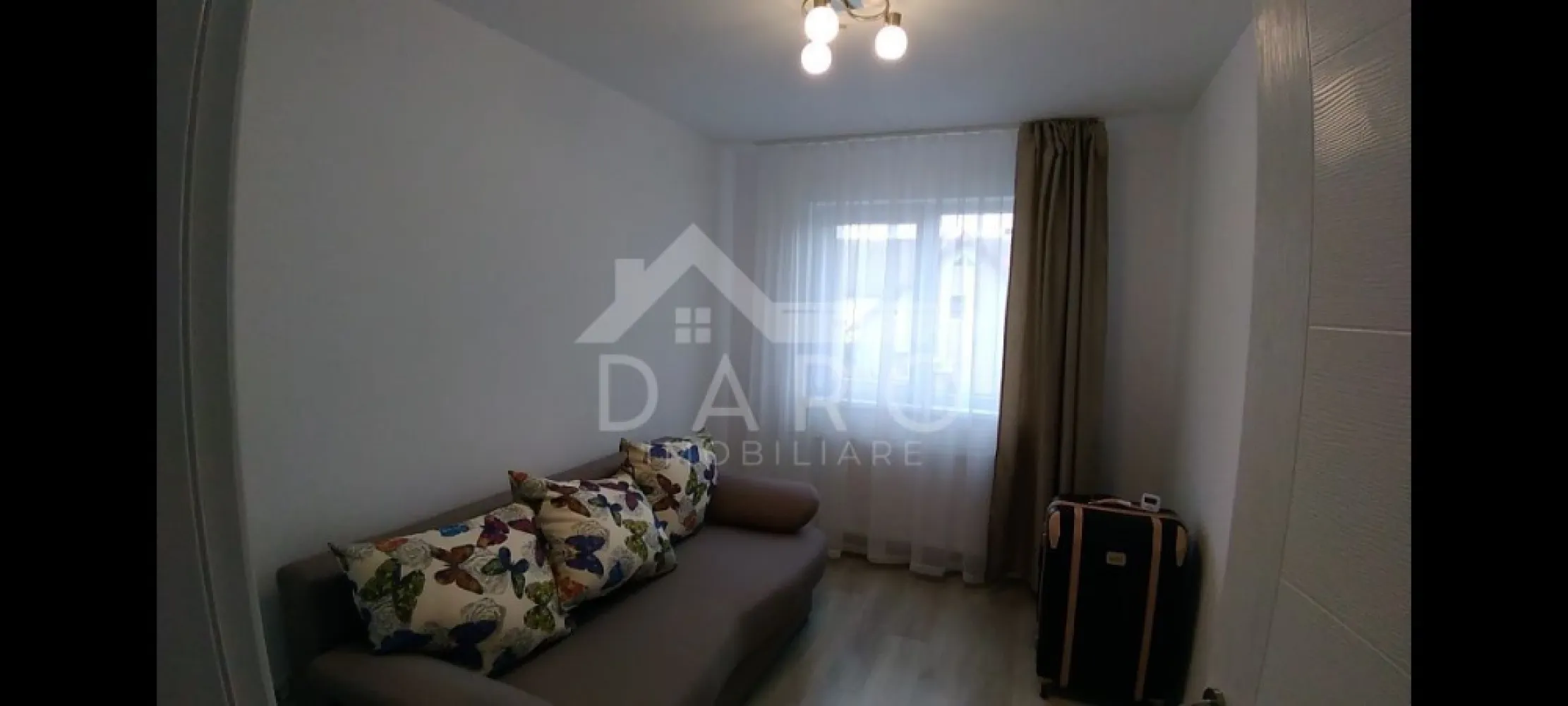 De închiriat in Sângeorgiu de Mureș. Zonă rezidențială - 🏡 De închiriat casă – Sângeorgiu de Mureș, Str. Narciselor | Zonă liniștită Vă propunem spre închiriere o casă situată într-o zonă deosebită și liniștită din Sângeorgiu de Mureș, ideală pentru o familie care își dorește confort și intimitate. 📐 Suprafață: aproximativ 100 mp 📅 Disponibilă din 1 Martie Compartimentare: Parter: ✔ living spațios ✔ bucătărie complet utilată (inclusiv mașină de spălat vase) ✔ birou ✔ baie ✔ hol ✔ acces direct pe terasă Etaj: ✔ 3 camere ✔ baie Avantaje: ✔ complet mobilată și utilată ✔ construcție solidă și eficientă energetic ✔ consum redus de gaz pe timp de iarnă ✔ stradă asfaltată ✔ zonă liniștită, ideală pentru locuit Locuința este potrivită pentru familii sau pentru cei care își doresc liniște, spațiu și confort aproape de oraș. 🤝 Proprietate promovată prin DARO Imobiliare 💳 Te gândești să cumperi o locuință? Prin Kiwi Finance îți oferim consultanță GRATUITĂ: ✔ analiză eligibilitate ✔ acces la oferte de la peste 12 bănci ✔ negocierea dobânzii în favoarea ta ✔ suport complet până la aprobarea creditului 📞 Detalii și vizionări: Coman Maria – DARO Imobiliare & Kiwi Finance 📱 0749 535 729 🔑 DARO Imobiliare – găsim locuința potrivită. 💳 Kiwi Finance – obținem finanțarea pentru viitoarea ta casă. }}