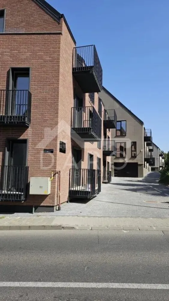 🏙️ Penthouse 4 camere | Residence ONE - 🏙️ Penthouse de vânzare – 4 camere | 138 mp utili | terasă 137 mp | zonă ultracentrală - 340,000 Se oferă spre vânzare un penthouse deosebit, situat în ansamblul rezidențial Residence ONE, unul dintre cele mai noi și bine poziționate complexe din Târgu Mureș. 📍 Localizare excelentă: la 2 minute de mers pe jos de Colegiul Național Alexandru Papiu Ilarian, 3 minute de UMFST Nicolae Iorga, 5 minute de Cetatea Medievală, 9 minute de centru. 🔑 Date principale Suprafață utilă: 138 m² Terasă + logie: 137 m² (vederi largi, ideale pentru relaxare) Compartimentare: 4 camere Orientare: sud-estică – lumină naturală pe tot parcursul zilei Stadiu predare: semifinisat 🧩 Configurație Living + bucătărie open-space: 46.42 m² Dormitoare (3): 19.17 m² / 15.85 m² / 11.41 m² Dressinguri (2): 7.01 m² / 12.35 m² Băi (3): 7.80 m² / 3.84 m² / 4.50 m² Holuri (3): 4.31 m² / 6.48 m² / 1.87 m² Debara: 2.31 m² Cămară: 2.45 m² 🛠️ Specificații & finisaje Încălzire în pardoseală cu distribuitoare Zidărie din cărămidă Cemacon (29 cm exterior / 14 cm interior) Izolație: vata bazaltică 10 cm (exterior) + 30 cm la șarpantă Tâmplărie Salamander bluEvolution (6 camere) + ferestre VELUX Pereți tencuiți, gletuiți, 1 strat lavabil alb Pardoseli pregătite (izolație XPS 5 cm peste placă) Ușă intrare metalică, sisteme de siguranță Instalații electrice Legrand (doze montate) Terasă placată cu gresie, balustradă cu marmură 📌 Facilități în imediata apropiere Centru: 400 m UMFST (Nicolae Iorga): 200 m UMFST (Gheorghe Marinescu): 1.5 km Spital Clinic Județean: 2 km Restaurante & cafenele premium, școli, grădinițe, bănci, farmacii, stație autobuz – sub 500 m 📞 Penthouse rar pe piață, ideal pentru rezidență premium sau investiție. }}