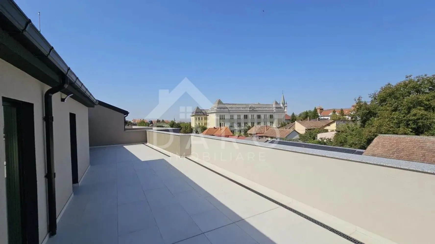 🏙️ Penthouse 4 camere | Residence ONE - 🏙️ Penthouse de vânzare – 4 camere | 138 mp utili | terasă 137 mp | zonă ultracentrală - 340,000 Se oferă spre vânzare un penthouse deosebit, situat în ansamblul rezidențial Residence ONE, unul dintre cele mai noi și bine poziționate complexe din Târgu Mureș. 📍 Localizare excelentă: la 2 minute de mers pe jos de Colegiul Național Alexandru Papiu Ilarian, 3 minute de UMFST Nicolae Iorga, 5 minute de Cetatea Medievală, 9 minute de centru. 🔑 Date principale Suprafață utilă: 138 m² Terasă + logie: 137 m² (vederi largi, ideale pentru relaxare) Compartimentare: 4 camere Orientare: sud-estică – lumină naturală pe tot parcursul zilei Stadiu predare: semifinisat 🧩 Configurație Living + bucătărie open-space: 46.42 m² Dormitoare (3): 19.17 m² / 15.85 m² / 11.41 m² Dressinguri (2): 7.01 m² / 12.35 m² Băi (3): 7.80 m² / 3.84 m² / 4.50 m² Holuri (3): 4.31 m² / 6.48 m² / 1.87 m² Debara: 2.31 m² Cămară: 2.45 m² 🛠️ Specificații & finisaje Încălzire în pardoseală cu distribuitoare Zidărie din cărămidă Cemacon (29 cm exterior / 14 cm interior) Izolație: vata bazaltică 10 cm (exterior) + 30 cm la șarpantă Tâmplărie Salamander bluEvolution (6 camere) + ferestre VELUX Pereți tencuiți, gletuiți, 1 strat lavabil alb Pardoseli pregătite (izolație XPS 5 cm peste placă) Ușă intrare metalică, sisteme de siguranță Instalații electrice Legrand (doze montate) Terasă placată cu gresie, balustradă cu marmură 📌 Facilități în imediata apropiere Centru: 400 m UMFST (Nicolae Iorga): 200 m UMFST (Gheorghe Marinescu): 1.5 km Spital Clinic Județean: 2 km Restaurante & cafenele premium, școli, grădinițe, bănci, farmacii, stație autobuz – sub 500 m 📞 Penthouse rar pe piață, ideal pentru rezidență premium sau investiție. }}