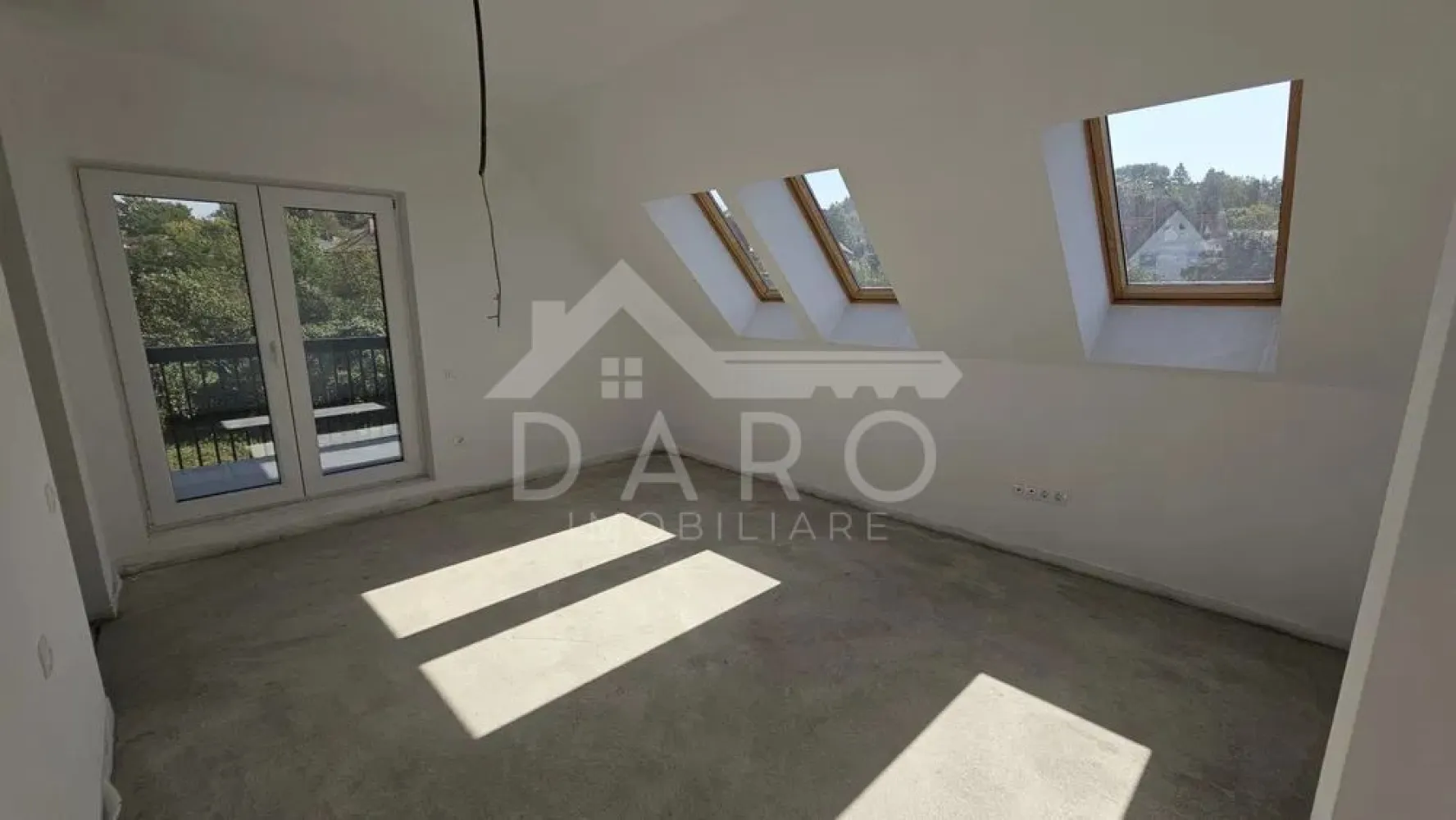 🏙️ Penthouse 4 camere | Residence ONE - 🏙️ Penthouse de vânzare – 4 camere | 138 mp utili | terasă 137 mp | zonă ultracentrală - 340,000 Se oferă spre vânzare un penthouse deosebit, situat în ansamblul rezidențial Residence ONE, unul dintre cele mai noi și bine poziționate complexe din Târgu Mureș. 📍 Localizare excelentă: la 2 minute de mers pe jos de Colegiul Național Alexandru Papiu Ilarian, 3 minute de UMFST Nicolae Iorga, 5 minute de Cetatea Medievală, 9 minute de centru. 🔑 Date principale Suprafață utilă: 138 m² Terasă + logie: 137 m² (vederi largi, ideale pentru relaxare) Compartimentare: 4 camere Orientare: sud-estică – lumină naturală pe tot parcursul zilei Stadiu predare: semifinisat 🧩 Configurație Living + bucătărie open-space: 46.42 m² Dormitoare (3): 19.17 m² / 15.85 m² / 11.41 m² Dressinguri (2): 7.01 m² / 12.35 m² Băi (3): 7.80 m² / 3.84 m² / 4.50 m² Holuri (3): 4.31 m² / 6.48 m² / 1.87 m² Debara: 2.31 m² Cămară: 2.45 m² 🛠️ Specificații & finisaje Încălzire în pardoseală cu distribuitoare Zidărie din cărămidă Cemacon (29 cm exterior / 14 cm interior) Izolație: vata bazaltică 10 cm (exterior) + 30 cm la șarpantă Tâmplărie Salamander bluEvolution (6 camere) + ferestre VELUX Pereți tencuiți, gletuiți, 1 strat lavabil alb Pardoseli pregătite (izolație XPS 5 cm peste placă) Ușă intrare metalică, sisteme de siguranță Instalații electrice Legrand (doze montate) Terasă placată cu gresie, balustradă cu marmură 📌 Facilități în imediata apropiere Centru: 400 m UMFST (Nicolae Iorga): 200 m UMFST (Gheorghe Marinescu): 1.5 km Spital Clinic Județean: 2 km Restaurante & cafenele premium, școli, grădinițe, bănci, farmacii, stație autobuz – sub 500 m 📞 Penthouse rar pe piață, ideal pentru rezidență premium sau investiție. }}