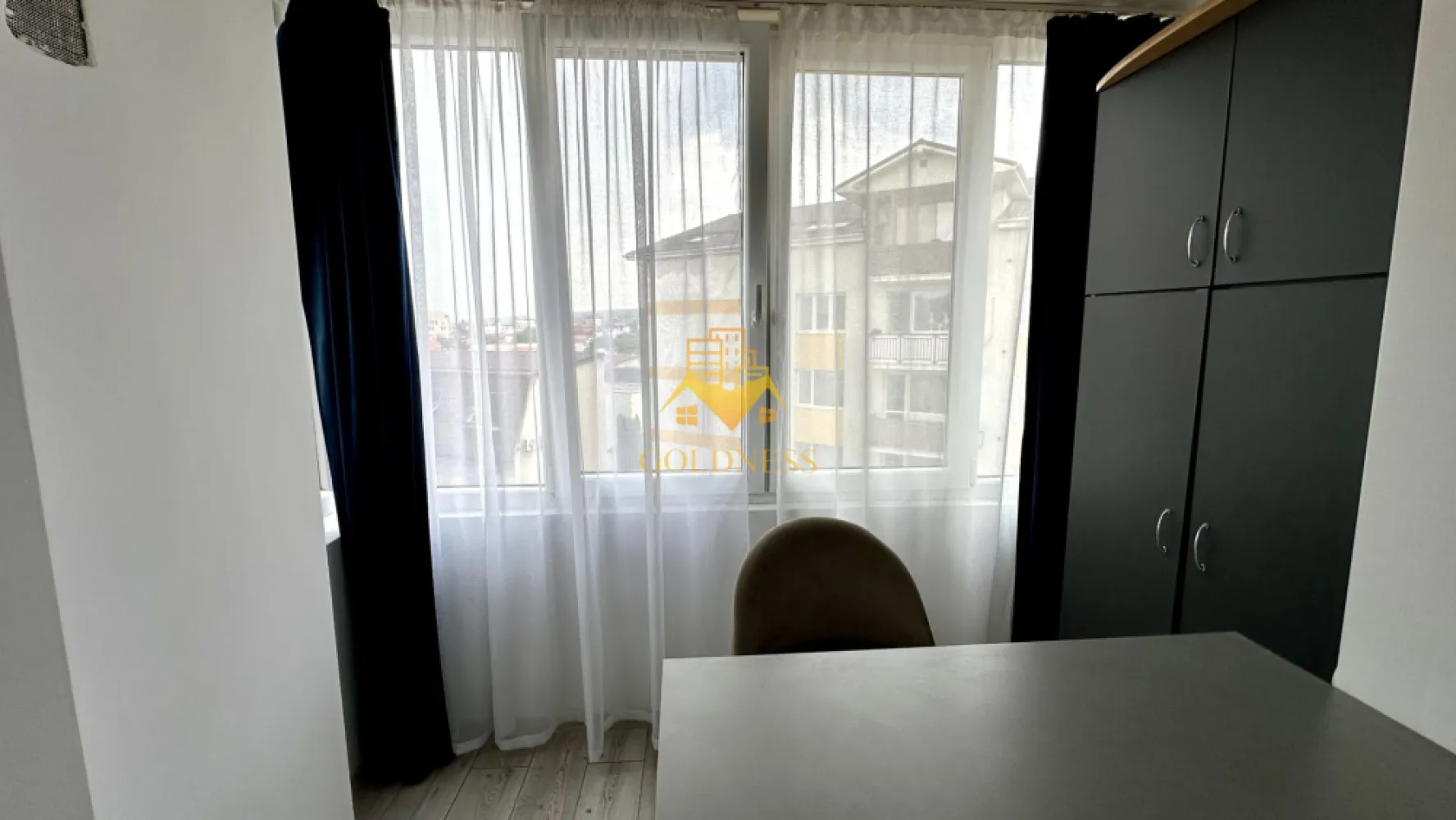 1 camera decomandată, Marasti, București, Lidl, The Office - GOLDNESS Imobiliare vă propune spre închiriere un apartament cu 1 camere complet mobilat și utilat, la etajul 4 într-un imobil de 4 etaje, în Cartierul Marasti. 
Se află în apropierea stațiilor de transport în comun, magazine, restaurante, spații verzi, farmacii, etc. 

Apartamentul este compartimentat astfel:
 - camera cu pat matrimonial, dressing, noptiere
 - bucătărie complet utilată și mobilată, loc de servit masa 
 - baie cu cabina de dus, calorifer port prosop și dulap pentru depozitare.
 - balcon închis 3mp

Imobilul este dotat cu toate cele necesare- termoficare, frigider, aragaz, hotă, mașină de spălat haine, etc. 

Dacă sunteți interesați de acest apartament și doriți să îl vizionați, dar și pentru alte oferte nu ezitați să ne contactați telefonic sau prin e-mail. Vă stăm la dispoziție!
Pentru intermediere se percepe un comision de 50% din prețul chiriei!