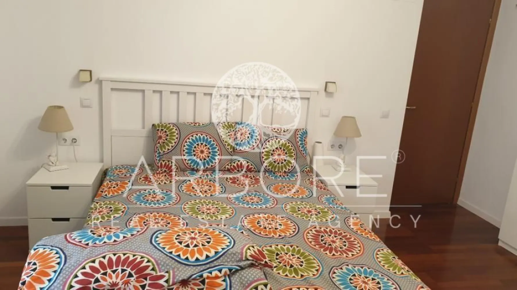 Apartament 3 camere de inchiriat Tineretului - Se oferă spre închiriere apartament cu 3 camere, confortabil și bine întreținut, situat într-un bloc poziționat foarte aproape de parc, magazine și mijloace de transport. 📍 Localizare: – Parc la câteva minute de mers pe jos – Magazine, supermarketuri și servicii în imediata apropiere – Metrou Tineretului si Timpuri Noi la aproximativ 10 minute 🏠 Detalii apartament: – 3 camere (living + 2 dormitoare) – Complet mobilat și utilat – Bucătărie complet echipată – Bai moderne - Doua debarale – Stare foarte bună, curat și bine întreținut – Ideal pentru familie, cuplu sau persoane care doresc confort și liniște 💰 Chirie: 849 EUR / lună Disponibil imediat . Se inchiriaza complet mobilat si utilat. Va stam la dispozitie pentru informatii suplimentare sau pentru programarea unei vizionari. Comisionul agentiei este de 50% din prima prima luna, iar perioada minima a inchirierii este de 12 luni. Cu deosebita consideratie, Arbore Real Estate }}