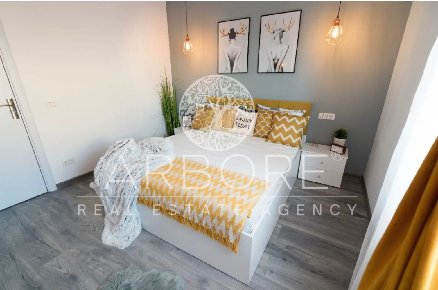 Inchiriere Apartament Superb, 2 camere, Central, Unirii, Central Luxury Apartment Unirii - Va propunem spre Inchiriere un superb apartament de 2 camere din centrul Bucurestiului, decomandat, Designer Made, mobilat lux. Imobilul este nou construit in anul 2018 dupa cele mai sigure si bune standarde,intrare cu acces privat securizat. Calitatea finisajelor din categoria premium,designul ingenios si mobilierul inspirat ales confera o nota aparte locuintei, intr-o zona foarte centrala dar totodata linistita, ferita de agitatie -nefind situat la strada principala. Pozitionat in zona Unirii, la cateva minute de mers pe jos de Biblioteca Nationala a Romaniei ,se ajunge foarte repede pe jos in Blv Unirii, una dintre cele mai frumoase strazi ale Bucurestiului de unde se poate admira Casa Poporului. Disponibil la etajul 2 din 4, cu o suprafata de 48 metri patrati utili si 61 metri patrati construiti; dispune de un dormitor generos dotat cu pat matrimonial dublu cu saltea premium luxury cu spuma de memorie pentru un somn cat mai odihnitor, zona de birou, TV si dressing dublu). Holul de la intrare este generos si dispune de o zona de relaxare si depozitare, de aici se face si intrarea in baia spatioasa si dotata cu absolut toate cele necesare confortului dumneavoastra. Din hol se face accesul si spre zona de living care este dotata cu o canapea confortabila si extensibila transformandu-se cu usurinta intr-un pat dublu, plasma TV, semineu electric , aer conditionat, masute cafea). Din zona de living se face accesul catre bucataria de tip open space dotata cu cele necesare pentru un confort cat mai sporit(centrala termica, frigider si congelator, aragaz, cuptor, hota, espressor cafea, cuptor cu microunde, vesela, zona de luat masa tip bar pentru 4 persoane). Tot din living se face accesul si catre balcon terasa deschisa ce dispune de o masuta si 2 scaune perfecte pentru a lua micul dejun in aer liber sau a servi o cafea. Apartamentul dispune de internet de mare viteza si cablu Tv. In Bulevardul Unirii care este la maxim 5 minute de mers pe jos se afla statii de autobuz RATB catre P-ta Unirii Metrou Unirii sau se poate ajunge si pe jos in 10 minute la Metrou Unirii(Fantanile arteziene dansatoare Centrul Vechi) sau 2-3 minute cu masina.De aici aveti metrou direct catre punctele cheie ale Bucurestiului(Universitate) si zona de business (P-ta Victoriei, Aviatorilor, Aurel Vlaicu si Pipera). Foarte usor se ajunge pe jos sau cu masina si la Piata Alba Iulia si Bulevardul Decebal care este plin de restaurante pub-uri baruri si cafenele. De asemenea se ajunge foarte usor pe jos si in zona de faleza Splai Unirii-malul Dambovitei(Biblioteca Nationala a Romaniei), zona nou amenajata cu restaurante si cafenele pline de turisti si localnici. Va asteptam cu drag la vizonare! Disponibil imediat . Se inchiriaza complet mobilat si utilat. Va stam la dispozitie pentru informatii suplimentare sau pentru programarea unei vizionari. Comisionul agentiei este de 50% din prima prima luna, iar perioada minima a inchirierii este de 12 luni. }}