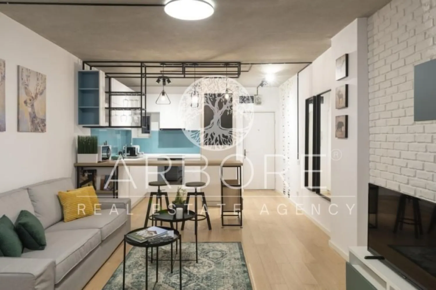 Apartament 3 camere, Sala Palatului, Blocul turn, etaj1 - Inchiriere apartament 3 camere ultracentral Living deschis cu bucatarie inclusa, a treia cu acces din dormitorul principal. Ideal birou, dressing, camera copil Pozitie: in blocul turn, Sala Palatului Design contemporan, complet mobilat si dotat (masina spalat rufe, masina spalat vase, frigider, aragaz, cuptor, microunde, cafetiera etc) Disponibil imediat . Se inchiriaza complet mobilat si utilat. Va stam la dispozitie pentru informatii suplimentare sau pentru programarea unei vizionari. Comisionul agentiei este de 50% din prima prima luna, iar perioada minima a inchirierii este de 12 luni. Cu deosebita consideratie, Arbore Real Estate }}