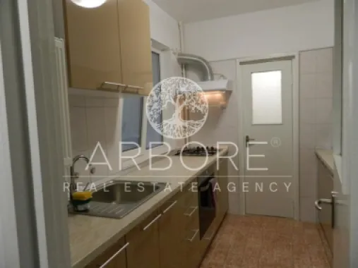 Apartament lux, zona Piata Victoriei, 4 camere , 2 bai, centrala termica terasa