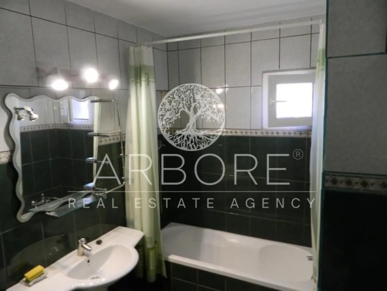 Apartament lux, zona Piata Victoriei, 4 camere , 2 bai, centrala termica terasa