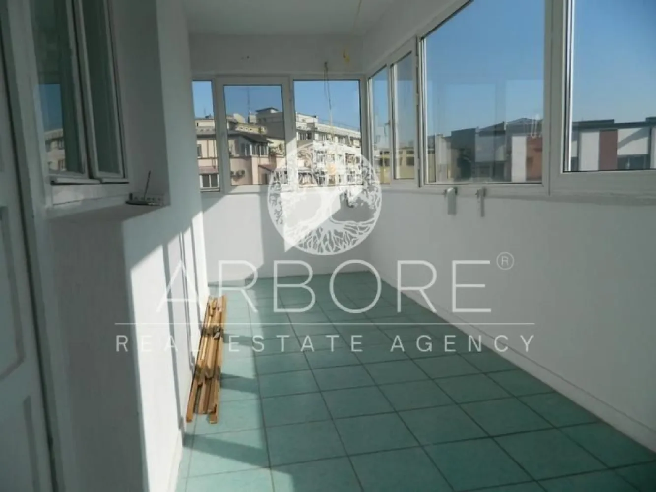 Apartament lux, zona Piata Victoriei, 4 camere , 2 bai, centrala termica terasa