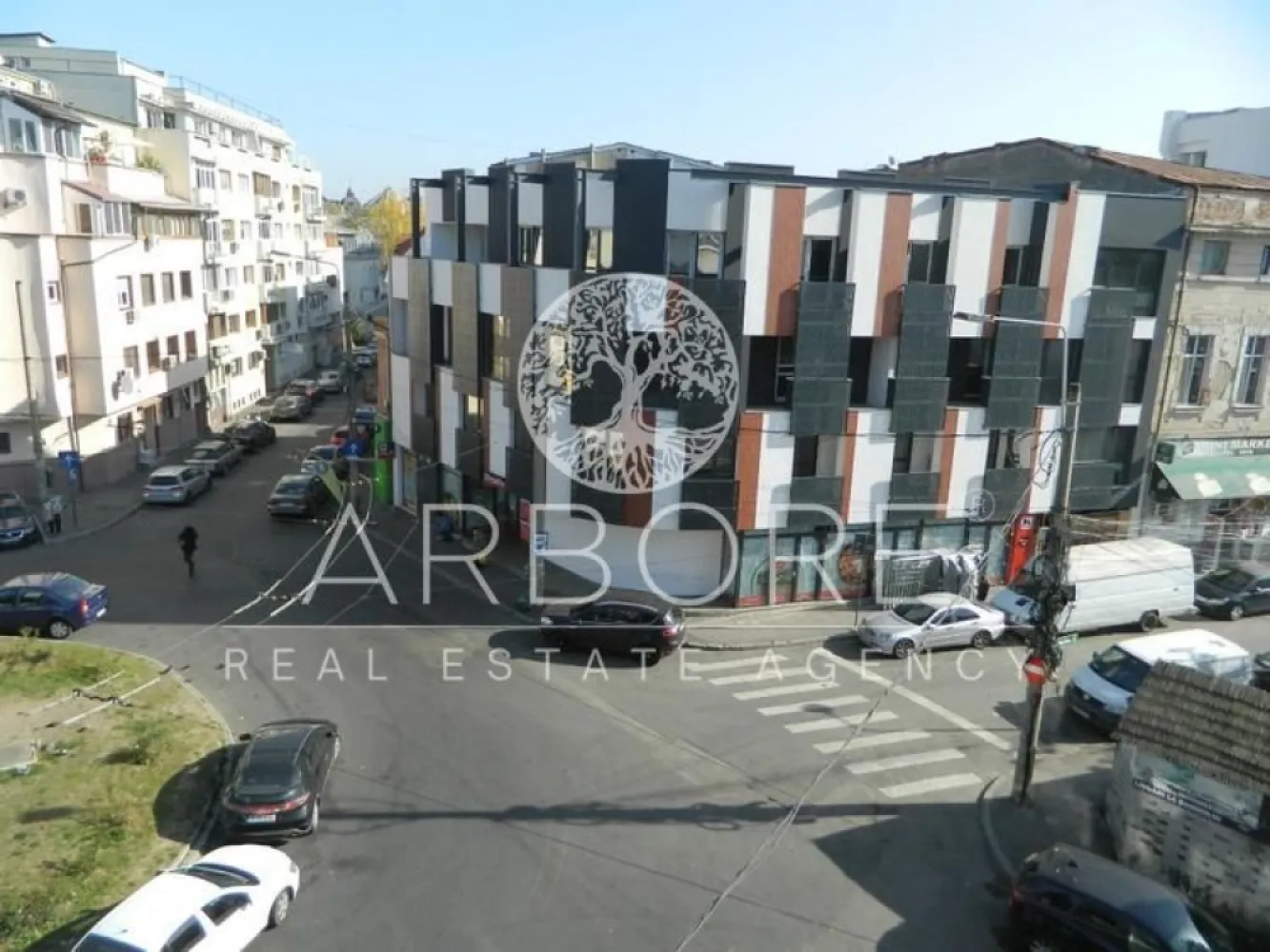 Apartament lux, zona Piata Victoriei, 4 camere , 2 bai, centrala termica terasa