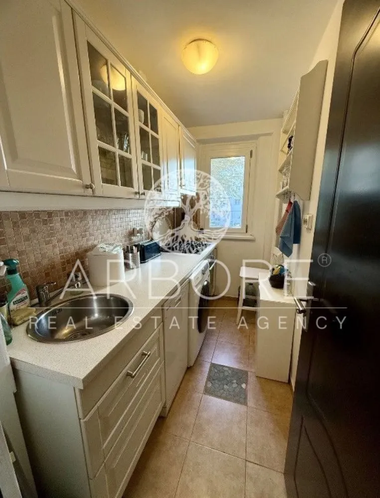 Apartament decomandat 2 camere Victoriei - Disponibil spre închiriere un apartament de 2 camere, situat la 3 minute de mers pe jos de stația de metrou și Piața Victoriei. Apartamentul este amplasat într-un bloc retras de la strada principală, la etajul 1/10, dotat cu lift. Detalii apartament: • 2 camere spațioase și luminoase • Balcon închis • Complet utilat și mobilat modern • Dotări: • cablu TV și internet • mașină de spălat vase • mașină de spălat rufe cu uscator • frigider • televizoare • aparate de aer condiționat • loc de parcare inclus Avantaje zonă: • Acces facil la mijloace de transport (metrou, autobuze, tramvaie) • Numeroase școli și grădinițe în apropiere • Restaurante, cafenele, farmacii, saloane de înfrumusețare • Supermarketuri (Mega Image, Penny) • Sală de fitness • Parcul Kiseleff Apartamentul este ideal pentru o familie sau pentru persoane care își doresc să locuiască într-o zonă centrală, liniștită și bine conectată. Accesul se poate face din Bd. Nicolae Titulescu. Disponibil imediat . Se inchiriaza complet mobilat si utilat. Va stam la dispozitie pentru informatii suplimentare sau pentru programarea unei vizionari. Comisionul agentiei este de 50% din prima prima luna, iar perioada minima a inchirierii este de 12 luni. Cu deosebita consideratie, Arbore Real Estate }}