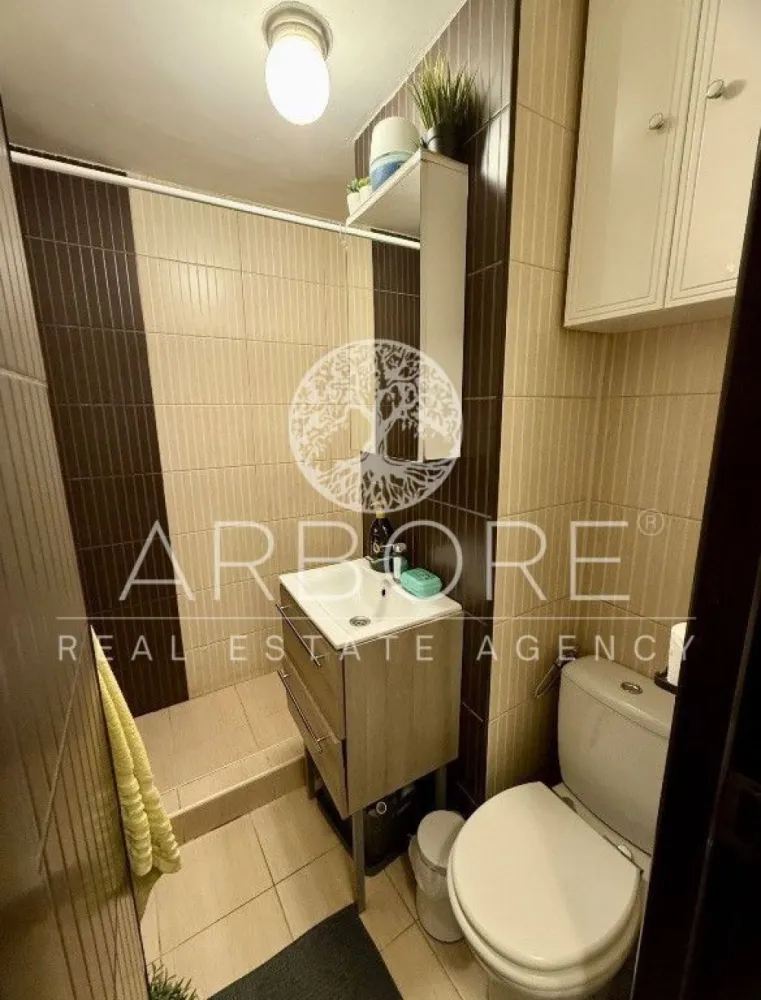 Apartament decomandat 2 camere Victoriei - Disponibil spre închiriere un apartament de 2 camere, situat la 3 minute de mers pe jos de stația de metrou și Piața Victoriei. Apartamentul este amplasat într-un bloc retras de la strada principală, la etajul 1/10, dotat cu lift. Detalii apartament: • 2 camere spațioase și luminoase • Balcon închis • Complet utilat și mobilat modern • Dotări: • cablu TV și internet • mașină de spălat vase • mașină de spălat rufe cu uscator • frigider • televizoare • aparate de aer condiționat • loc de parcare inclus Avantaje zonă: • Acces facil la mijloace de transport (metrou, autobuze, tramvaie) • Numeroase școli și grădinițe în apropiere • Restaurante, cafenele, farmacii, saloane de înfrumusețare • Supermarketuri (Mega Image, Penny) • Sală de fitness • Parcul Kiseleff Apartamentul este ideal pentru o familie sau pentru persoane care își doresc să locuiască într-o zonă centrală, liniștită și bine conectată. Accesul se poate face din Bd. Nicolae Titulescu. Disponibil imediat . Se inchiriaza complet mobilat si utilat. Va stam la dispozitie pentru informatii suplimentare sau pentru programarea unei vizionari. Comisionul agentiei este de 50% din prima prima luna, iar perioada minima a inchirierii este de 12 luni. Cu deosebita consideratie, Arbore Real Estate }}