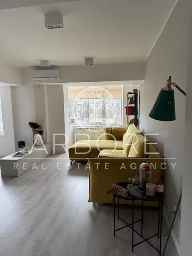 Apartament modern de inchiriat Unirii - Se oferă spre închiriere apartament modern, cu o suprafață de 70 mp, situat la etajul 1 din 8, într-un imobil îngrijit. Apartamentul este luminos, spațios și bine compartimentat, amenajat într-un stil contemporan, ideal pentru un stil de viață confortabil. Imobilul beneficiază de termoficare, fără a fi existat vreodată probleme cu furnizarea căldurii sau a apei calde. Zona este liniștită și bine conectată la mijloace de transport, magazine și alte facilități urbane. Se caută chiriasi serioși, de încredere, cu job stabil, care să respecte proprietatea și vecinii. Ideal pentru un cuplu sau o persoană care apreciază confortul și ordinea. Disponibil imediat . Se inchiriaza complet mobilat si utilat. Va stam la dispozitie pentru informatii suplimentare sau pentru programarea unei vizionari. Comisionul agentiei este de 50% din prima prima luna, iar perioada minima a inchirierii este de 12 luni. Cu deosebita consideratie, Arbore Real Estate }}