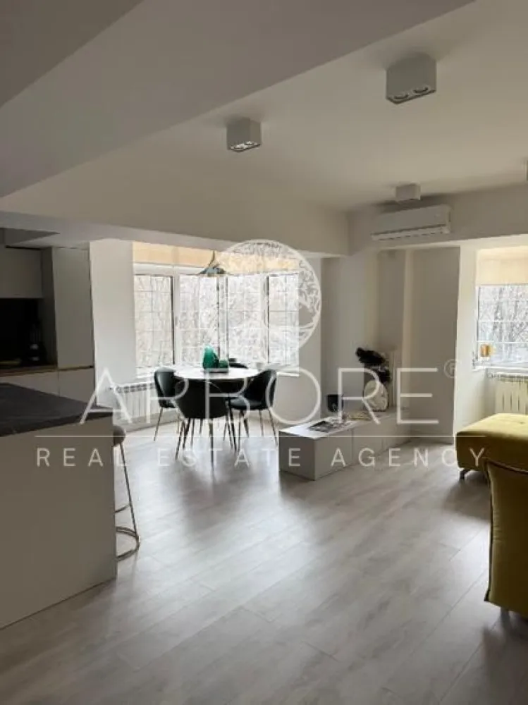 Apartament modern de inchiriat Unirii - Se oferă spre închiriere apartament modern, cu o suprafață de 70 mp, situat la etajul 1 din 8, într-un imobil îngrijit. Apartamentul este luminos, spațios și bine compartimentat, amenajat într-un stil contemporan, ideal pentru un stil de viață confortabil. Imobilul beneficiază de termoficare, fără a fi existat vreodată probleme cu furnizarea căldurii sau a apei calde. Zona este liniștită și bine conectată la mijloace de transport, magazine și alte facilități urbane. Se caută chiriasi serioși, de încredere, cu job stabil, care să respecte proprietatea și vecinii. Ideal pentru un cuplu sau o persoană care apreciază confortul și ordinea. Disponibil imediat . Se inchiriaza complet mobilat si utilat. Va stam la dispozitie pentru informatii suplimentare sau pentru programarea unei vizionari. Comisionul agentiei este de 50% din prima prima luna, iar perioada minima a inchirierii este de 12 luni. Cu deosebita consideratie, Arbore Real Estate }}