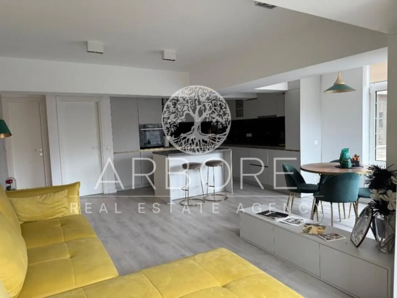 Apartament modern de inchiriat Unirii - Se oferă spre închiriere apartament modern, cu o suprafață de 70 mp, situat la etajul 1 din 8, într-un imobil îngrijit. Apartamentul este luminos, spațios și bine compartimentat, amenajat într-un stil contemporan, ideal pentru un stil de viață confortabil. Imobilul beneficiază de termoficare, fără a fi existat vreodată probleme cu furnizarea căldurii sau a apei calde. Zona este liniștită și bine conectată la mijloace de transport, magazine și alte facilități urbane. Se caută chiriasi serioși, de încredere, cu job stabil, care să respecte proprietatea și vecinii. Ideal pentru un cuplu sau o persoană care apreciază confortul și ordinea. Disponibil imediat . Se inchiriaza complet mobilat si utilat. Va stam la dispozitie pentru informatii suplimentare sau pentru programarea unei vizionari. Comisionul agentiei este de 50% din prima prima luna, iar perioada minima a inchirierii este de 12 luni. Cu deosebita consideratie, Arbore Real Estate }}