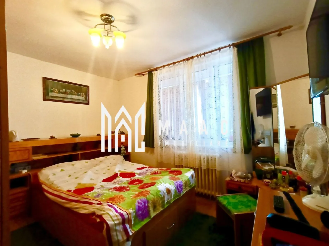 Apartament | 2 camere | Decomandat | 50 MPU | Lift | Rahovei - MAAC Imobiliare vă propune spre închiriere un apartament cu 2 camere decomandat, mobilat/utilat și recent renovat, situat într-o zonă foarte bună, aproape de Piața Rahova și Carrefour – aproximativ 5 minute de mers pe jos. Compartimentat astfel: -Hol de acces -Living -Balcon generos + o bicicleta magnetica -Bucatarie -Cămară -Baie -Dormitor Caracteristici: -baie cu cabină de duș cu hidromasaj -lumină naturală pe tot parcursul zilei -centrală termică proprie - Viessmann -geamuri/uși termopan -cămară -bucătărie mobilată și utilată (unde aragazul se împarte în plită electrică + pe gaz) -mașină de spălat rufe Condiții : -contract pe minim 1 an, -se percepe garanție în cuantumul unei chirii -se acceptă anumite animale de companie mici precum: papagali, pești, hamsteri, câini talie mica. Perfect pentru cei care caută acces rapid la puncte de interes,transport în comun. Pentru detalii și vizionări, MAAC Imobiliare vă stă la dispoziție, contactează-ne și specifică ID: CP2840731 }}