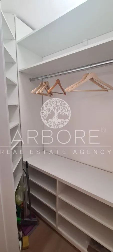 PRIMA ÎNCHIRIERE•Ultracentral•Încălzire centrală gaze - Ultracentral - București, Sector 2 - Bloc construit in 1985 - Încălzire și apă caldă cu centrala pe gaz a blocului - Finisaje premium PROPRIETAR Apartament cu 2 camere, foarte spațios, cu doua balcoane, complet renovat, aflat la prima închiriere. Totul este complet nou, modern și neutilizat – un spațiu impecabil care merită văzut! Localizare excelentă: • acces rapid pe jos către Universitate și centrul vechi • zona superbă, recent renovată de primăria Sectorului 2 în cadrul proiectului "Noul centru vechi al Bucureștiului" • La mai puțin de 3 minut de mers până la stația de tramvai 5 (tramvaiul "corporatiștilor", care ajunge in zona de birouri Pipera) • la 2 minute de mers până la stațiile de troleibuz și autobuz de pe Bd. Carol I • 3 min de mers până la stația de tramvai de pe Calea Moșilor • Mega Image la parterul blocului • Mega Image non-stop la 2 minute de mers pe jos Încălzirea imobilului și apa caldă sunt asigurate de centrala pe gaze a blocului, funcționând fără întreruperi, tot timpul anului. Bloc solid, construit in anul 1985, cu lift schimbat în anul 2025. Aflat la etajul 5/7, cu doua balcoane încăpătoare și cu o vedere deosebită asupra cartierului Mântuleasa din toate încăperile, apartamentul este foarte spațios, având 64 mp utili, luminos, aerisit și decomandat, compartimentat inteligent: • Living generos + balcon mare, închis • dormitor + balcon mare, închis • o baie luminoasă, cu fereastră • dressing încăpător • Bucătărie complet utilată, totul nou, mașină de spălat vase, hota cu evacuare, cuptor și plita cu inducție, etc. • cămară cu mașină de spălat și zona de depozitare Dotări & facilități: - Aer condiționat - 2 x smart TV Samsung de 138 cm și 108 cm - Încălzire cu centrala pe gaz a blocului - Mașină de spălat rufe - Mașină de spălat vase - Plita și cuptor electric - Cuptor cu microunde - Hota cu evacuare exterioarà - Mobilier la comandă - electrocasnice noi, marca Samsung și Whirlpool Un apartament cu adevărat special — combinația perfectă între localizare ultracentrală, confort, calitate și accesat foarte facil la toate punctele de interes pe jos, sau cu mijloacele de transport din imediata apropriere. Disponibil imediat . Seinchiriaza complet mobilat si utilat. Va stam la dispozitie pentru informatii suplimentare sau pentru programarea unei vizionari. Comisionul agentiei este de 50% din prima prima luna, iar perioada minima a inchirierii este de 12 luni. Cu deosebita consideratie, Arbore Real Estate }}