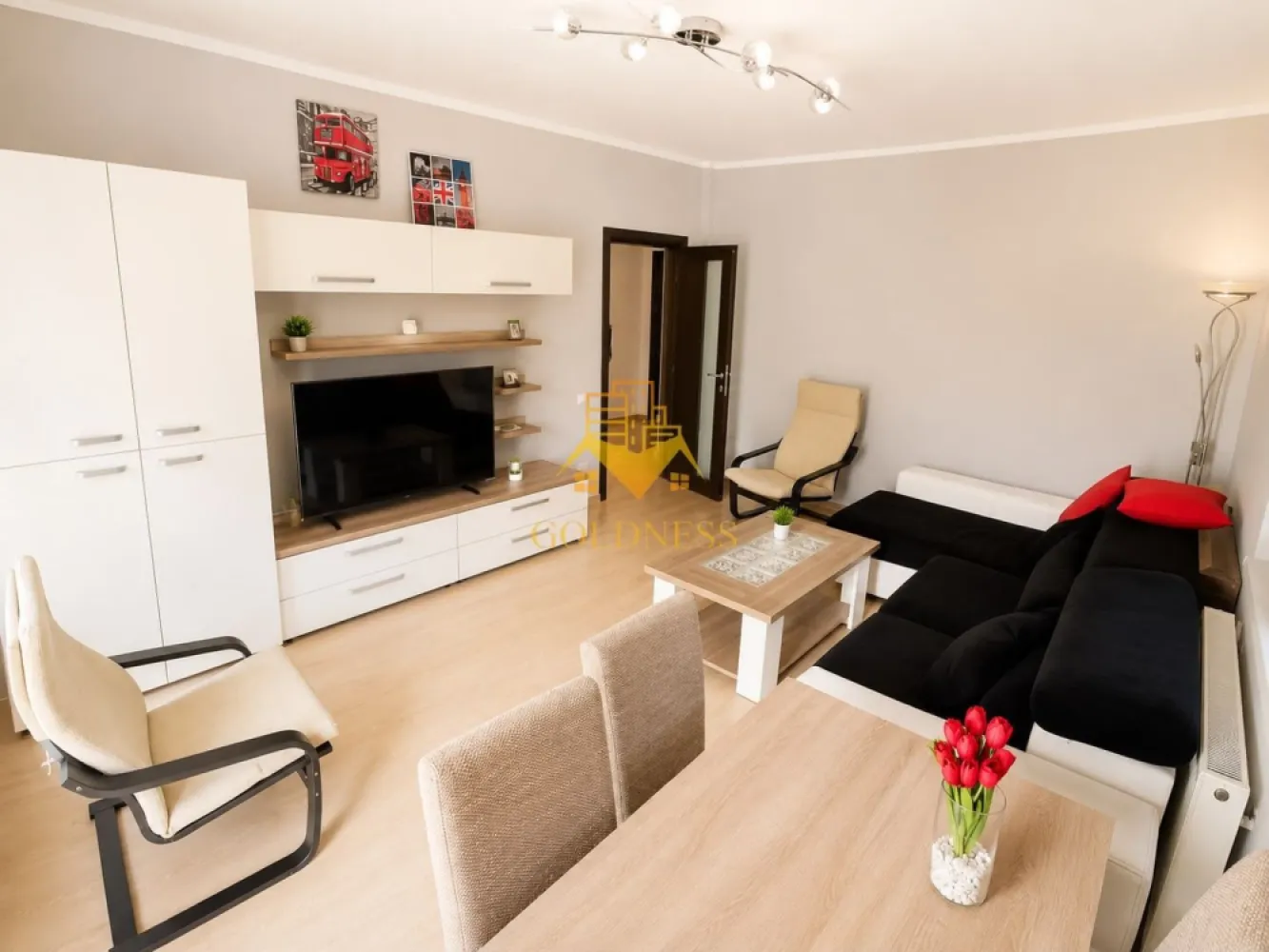 2 Camere, Leroy Merlin, Omv, Buna ziua, Calea Turzii, Lukoil - GOLDNESS Imobiliare vă propune spre închiriere, un apartament elegant cu 2 camere decomandate, aflat la prima închiriere, în cartierul Europa, una dintre cele mai apreciate zone rezidențiale din Cluj-Napoca.

Apartamentul are o suprafață utilă de 52 mp, o suprafață construită de 67 mp și este amplasat la etajul 1 al unui imobil cu 3 etaje, construit în anul 2009. Locuința se remarcă prin compartimentarea practică, mobilierul modern și balconul generos de 15 mp, ideal pentru relaxare.

Compartimentare:

dormitor spațios cu pat matrimonial, dulap încăpător cu uși glisante și oglinzi pe toată suprafața, două noptiere și comodă TV;
living luminos, complet mobilat, cu canapea extensibilă, două fotolii, măsuță de cafea, mobilier modern și zonă de dining cu masă extensibilă și 4 scaune;
bucătărie separată, complet utilată cu plită pe gaz, cuptor electric, hotă, frigider Indesit clasa A+, mașină de spălat rufe și toate cele necesare pentru utilizarea imediată;
hol generos cu spații de depozitare;
baie spațioasă, dotată cu cadă, lavoar, oglindă și calorifer port-prosop;
balcon spectaculos de 15 mp, cu o priveliște deschisă asupra zonei.

Apartamentul beneficiază de centrală termică proprie, este complet mobilat și utilat și se află într-o stare impecabilă, fiind pregătit pentru mutare imediată. În fața imobilului există posibilitatea de parcare gratuită, iar zona oferă multiple locuri de parcare.

Localizare excelentă

Apartamentul este amplasat într-o zonă liniștită, cu acces rapid către principalele puncte de interes din oraș:

Sigma Shopping Center – aproximativ 12-15 minute de mers pe jos, 3-4 minute cu mașina;
Lidl Bună Ziua – aproximativ 10 minute de mers pe jos, 2-3 minute cu mașina;
Universitatea Babeș-Bolyai – Facultatea de Științe Economice și Gestiunea Afacerilor (FSEGA) – aproximativ 10-12 minute cu mașina;
Universitatea de Medicină și Farmacie "Iuliu Hațieganu" (UMF) – aproximativ 10-12 minute cu mașina;
stația de transport în comun se află la doar 3 minute de mers pe jos, oferind conexiuni rapide către centrul orașului și celelalte cartiere.

În imediata apropiere se găsesc supermarketuri, restaurante, farmacii, cafenele, săli de fitness, spații verzi și toate facilitățile necesare unui stil de viață confortabil.

Acest apartament reprezintă alegerea ideală pentru un cuplu, un profesionist sau studenți care își doresc confort, liniște și acces rapid către centrul orașului și principalele universități din Cluj-Napoca.

Pentru mai multe informații sau pentru programarea unei vizionări, vă invităm să ne contactați telefonic sau prin e-mail.

Pentru intermediere se percepe un comision de 50% din valoarea unei chirii.