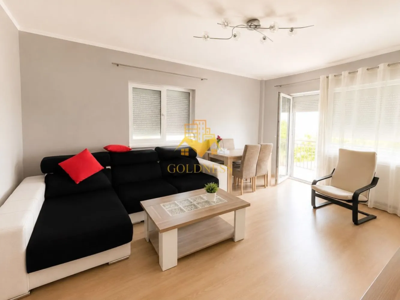 2 Camere, Leroy Merlin, Omv, Buna ziua, Calea Turzii, Lukoil - GOLDNESS Imobiliare vă propune spre închiriere, un apartament elegant cu 2 camere decomandate, aflat la prima închiriere, în cartierul Europa, una dintre cele mai apreciate zone rezidențiale din Cluj-Napoca.

Apartamentul are o suprafață utilă de 52 mp, o suprafață construită de 67 mp și este amplasat la etajul 1 al unui imobil cu 3 etaje, construit în anul 2009. Locuința se remarcă prin compartimentarea practică, mobilierul modern și balconul generos de 15 mp, ideal pentru relaxare.

Compartimentare:

dormitor spațios cu pat matrimonial, dulap încăpător cu uși glisante și oglinzi pe toată suprafața, două noptiere și comodă TV;
living luminos, complet mobilat, cu canapea extensibilă, două fotolii, măsuță de cafea, mobilier modern și zonă de dining cu masă extensibilă și 4 scaune;
bucătărie separată, complet utilată cu plită pe gaz, cuptor electric, hotă, frigider Indesit clasa A+, mașină de spălat rufe și toate cele necesare pentru utilizarea imediată;
hol generos cu spații de depozitare;
baie spațioasă, dotată cu cadă, lavoar, oglindă și calorifer port-prosop;
balcon spectaculos de 15 mp, cu o priveliște deschisă asupra zonei.

Apartamentul beneficiază de centrală termică proprie, este complet mobilat și utilat și se află într-o stare impecabilă, fiind pregătit pentru mutare imediată. În fața imobilului există posibilitatea de parcare gratuită, iar zona oferă multiple locuri de parcare.

Localizare excelentă

Apartamentul este amplasat într-o zonă liniștită, cu acces rapid către principalele puncte de interes din oraș:

Sigma Shopping Center – aproximativ 12-15 minute de mers pe jos, 3-4 minute cu mașina;
Lidl Bună Ziua – aproximativ 10 minute de mers pe jos, 2-3 minute cu mașina;
Universitatea Babeș-Bolyai – Facultatea de Științe Economice și Gestiunea Afacerilor (FSEGA) – aproximativ 10-12 minute cu mașina;
Universitatea de Medicină și Farmacie "Iuliu Hațieganu" (UMF) – aproximativ 10-12 minute cu mașina;
stația de transport în comun se află la doar 3 minute de mers pe jos, oferind conexiuni rapide către centrul orașului și celelalte cartiere.

În imediata apropiere se găsesc supermarketuri, restaurante, farmacii, cafenele, săli de fitness, spații verzi și toate facilitățile necesare unui stil de viață confortabil.

Acest apartament reprezintă alegerea ideală pentru un cuplu, un profesionist sau studenți care își doresc confort, liniște și acces rapid către centrul orașului și principalele universități din Cluj-Napoca.

Pentru mai multe informații sau pentru programarea unei vizionări, vă invităm să ne contactați telefonic sau prin e-mail.

Pentru intermediere se percepe un comision de 50% din valoarea unei chirii.