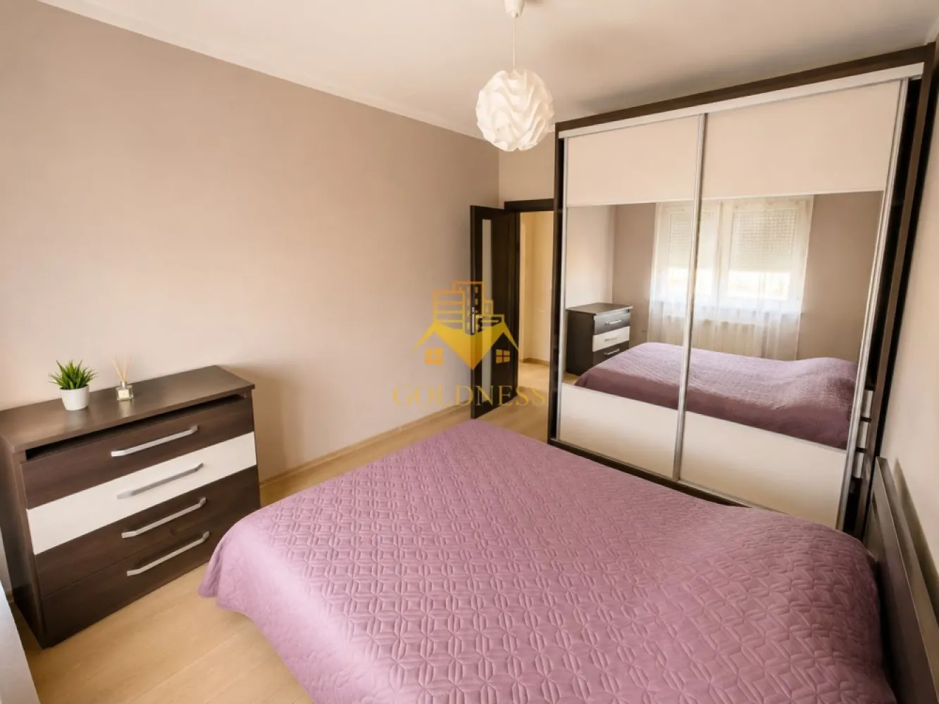 2 Camere, Leroy Merlin, Omv, Buna ziua, Calea Turzii, Lukoil - GOLDNESS Imobiliare vă propune spre închiriere, un apartament elegant cu 2 camere decomandate, aflat la prima închiriere, în cartierul Europa, una dintre cele mai apreciate zone rezidențiale din Cluj-Napoca.

Apartamentul are o suprafață utilă de 52 mp, o suprafață construită de 67 mp și este amplasat la etajul 1 al unui imobil cu 3 etaje, construit în anul 2009. Locuința se remarcă prin compartimentarea practică, mobilierul modern și balconul generos de 15 mp, ideal pentru relaxare.

Compartimentare:

dormitor spațios cu pat matrimonial, dulap încăpător cu uși glisante și oglinzi pe toată suprafața, două noptiere și comodă TV;
living luminos, complet mobilat, cu canapea extensibilă, două fotolii, măsuță de cafea, mobilier modern și zonă de dining cu masă extensibilă și 4 scaune;
bucătărie separată, complet utilată cu plită pe gaz, cuptor electric, hotă, frigider Indesit clasa A+, mașină de spălat rufe și toate cele necesare pentru utilizarea imediată;
hol generos cu spații de depozitare;
baie spațioasă, dotată cu cadă, lavoar, oglindă și calorifer port-prosop;
balcon spectaculos de 15 mp, cu o priveliște deschisă asupra zonei.

Apartamentul beneficiază de centrală termică proprie, este complet mobilat și utilat și se află într-o stare impecabilă, fiind pregătit pentru mutare imediată. În fața imobilului există posibilitatea de parcare gratuită, iar zona oferă multiple locuri de parcare.

Localizare excelentă

Apartamentul este amplasat într-o zonă liniștită, cu acces rapid către principalele puncte de interes din oraș:

Sigma Shopping Center – aproximativ 12-15 minute de mers pe jos, 3-4 minute cu mașina;
Lidl Bună Ziua – aproximativ 10 minute de mers pe jos, 2-3 minute cu mașina;
Universitatea Babeș-Bolyai – Facultatea de Științe Economice și Gestiunea Afacerilor (FSEGA) – aproximativ 10-12 minute cu mașina;
Universitatea de Medicină și Farmacie "Iuliu Hațieganu" (UMF) – aproximativ 10-12 minute cu mașina;
stația de transport în comun se află la doar 3 minute de mers pe jos, oferind conexiuni rapide către centrul orașului și celelalte cartiere.

În imediata apropiere se găsesc supermarketuri, restaurante, farmacii, cafenele, săli de fitness, spații verzi și toate facilitățile necesare unui stil de viață confortabil.

Acest apartament reprezintă alegerea ideală pentru un cuplu, un profesionist sau studenți care își doresc confort, liniște și acces rapid către centrul orașului și principalele universități din Cluj-Napoca.

Pentru mai multe informații sau pentru programarea unei vizionări, vă invităm să ne contactați telefonic sau prin e-mail.

Pentru intermediere se percepe un comision de 50% din valoarea unei chirii.