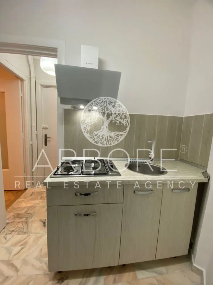 Apartament de inchiriat 2 camere Calea Victoriei - INCHIRIERE APT 2 CAMERE- Calea Victoriei -Piata Amzei Apartament situat la parter,(P+3) curte interioară (fară zgomot din Calea Victoriei). 2 minute Metrou si statii autobuze Piata Romană. Blocul beneficiază de 2 intrari. Mobilat si utilat (centrala proprie,AC,masina spalat, plita, microunde,hota,TV,frigider,baie cu cada,etc.) doar pentru nefumători si non pet-friendly. Disponibil imediat . Se inchiriaza complet mobilat si utilat. Va stam la dispozitie pentru informatii suplimentare sau pentru programarea unei vizionari. Comisionul agentiei este de 50% din prima prima luna, iar perioada minima a inchirierii este de 12 luni. Cu deosebita consideratie, Arbore Real Estate }}