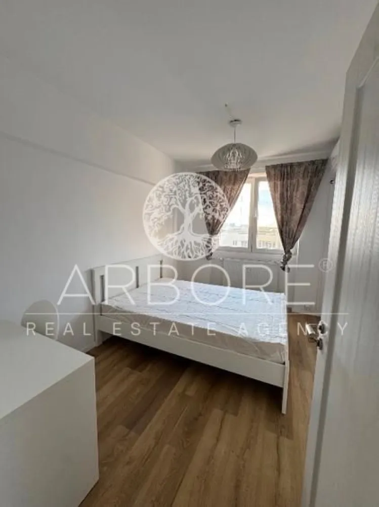 Apartament de inchiriat, metrou Tineretului - Apartament cu 3 camere, decomandat, situat la etajul 9 din 10, într-un imobil bine întreținut, aflat la doar 3 minute de mers pe jos de stația de metrou Tineretului. Locuința beneficiază de o compartimentare eficientă, oferind intimitate și confort, cu camere luminoase și bine proporționate. Poziționarea la etaj superior asigură o priveliște deschisă și liniște, departe de agitația străzii. Zona este excelent conectată la mijloacele de transport în comun și oferă acces rapid către parcuri, școli, magazine și alte facilități urbane. Ideal pentru locuit sau investiție. Disponibil imediat . Seinchiriaza complet mobilat si utilat. Va stam la dispozitie pentru informatii suplimentare sau pentru programarea unei vizionari. Comisionul agentiei este de 50% din prima prima luna, iar perioada minima a inchirierii este de 12 luni. Cu deosebita consideratie, Arbore Real Estate }}