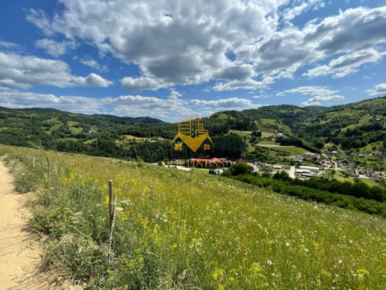COMISON 0%, teren de vânzare, apă, curent, acces facil, Câmpeni - COMISION 0% DE LA CUMMPARATOR!

Goldness Imobiliare vă propune locul unde visele prind contur – Teren cu priveliște unică, în inima Țării Moților.

Imaginează-ți cum ar fi să te trezești în fiecare dimineață privind de sus orașul Câmpeni, cu munții Apuseni la orizont, liniștea naturii în jurul tău și aerul curat al zonei montane. Aici, în capitala Țării Moților, se află un loc special – un teren generos de 2.000 mp, unde visul tău de a construi o cabană, o casă de vacanță sau chiar un mic refugiu turistic poate deveni realitate.

📍 Terenul este poziționat strategic – deasupra orașului Câmpeni, într-o zonă retrasă, dar cu acces facil. Drumul care duce până acolo este în curs de asfaltare, un detaliu important care adaugă valoare pe termen lung proprietății. Iar faptul că dispune deja de apă curentă îți oferă un avantaj clar în demararea construcției.

Tot terenul este împrejmuit, iar spațiul plat și ușor înclinat îl face ideal pentru construcții tip A-frame, cabane rustice, case de vacanță sau chiar un mic proiect de tip glamping. Este perfect și pentru cei care caută o vatra de casă – un loc autentic, unde să-și întemeieze o gospodărie, în mijlocul naturii, dar aproape de oraș.

💡 O oportunitate de investiție: Zona este în plină dezvoltare turistică – Câmpeniul este poarta de intrare spre atracții faimoase precum Ghețarul de la Scărișoara, Roșia Montană, Valea Arieșului, Cheile Râmețului și stațiunea Arieșeni. Tot mai mulți turiști români și străini descoperă farmecul acestor locuri, ceea ce face ca o investiție aici să fie nu doar inspirată, ci și profitabilă.

🌿 Este mai mult decât un teren – este începutul unei povești.
O poveste cu rădăcini în Țara Moților, cu munți în fundal și liniște în suflet.
Dacă te vezi acolo, locuind sau investind, dă-ne un semn. E locul potrivit.

📞 Dacă sunteți interesați de acest teren și doriți să îl vizionați, dar și pentru alte oferte nu ezitați să ne contactați telefonic sau prin e-mail. Vă stăm la dispoziție!