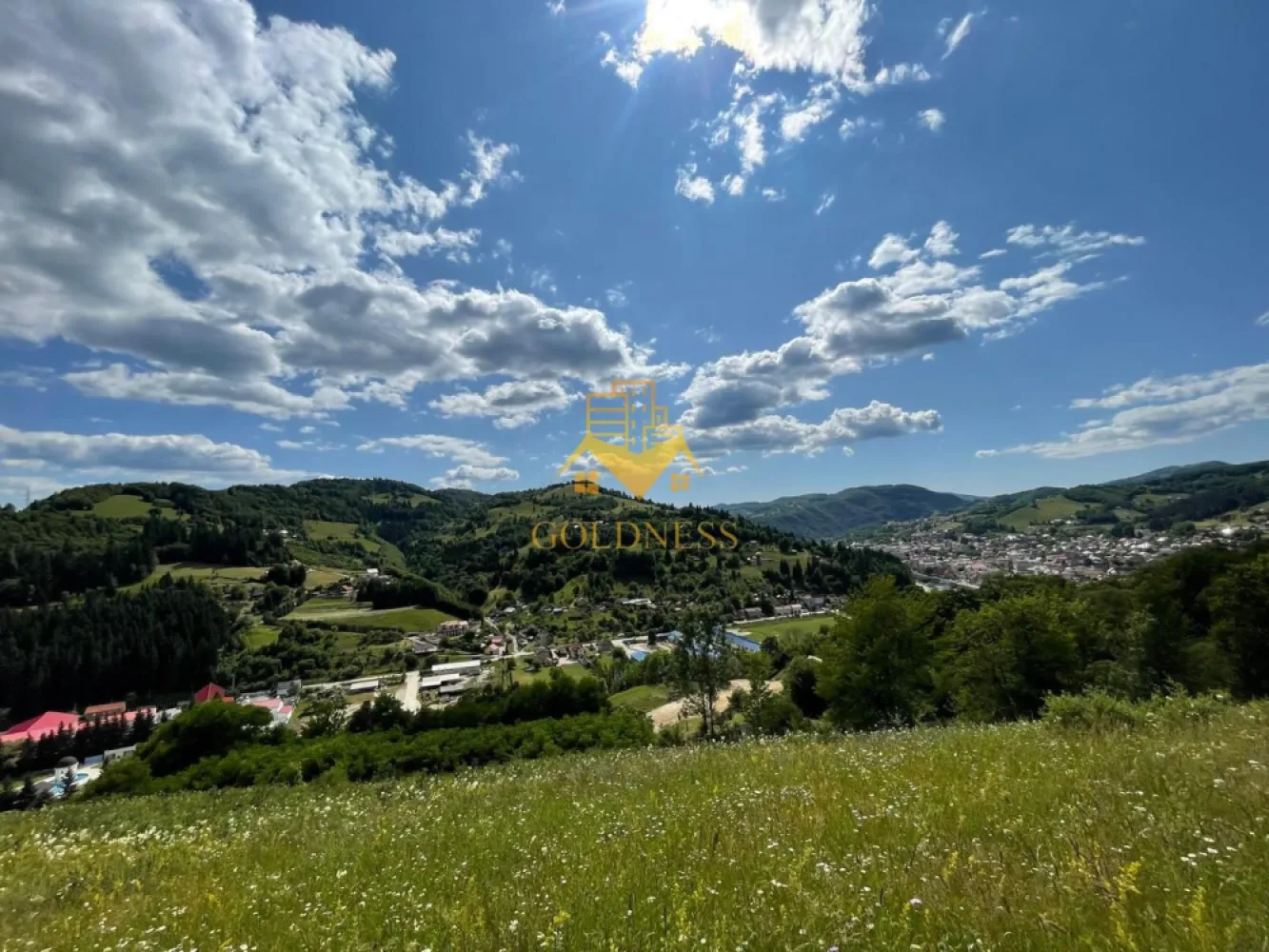 COMISON 0%, teren de vânzare, apă, curent, acces facil, Câmpeni - COMISION 0% DE LA CUMMPARATOR!

Goldness Imobiliare vă propune locul unde visele prind contur – Teren cu priveliște unică, în inima Țării Moților.

Imaginează-ți cum ar fi să te trezești în fiecare dimineață privind de sus orașul Câmpeni, cu munții Apuseni la orizont, liniștea naturii în jurul tău și aerul curat al zonei montane. Aici, în capitala Țării Moților, se află un loc special – un teren generos de 2.000 mp, unde visul tău de a construi o cabană, o casă de vacanță sau chiar un mic refugiu turistic poate deveni realitate.

📍 Terenul este poziționat strategic – deasupra orașului Câmpeni, într-o zonă retrasă, dar cu acces facil. Drumul care duce până acolo este în curs de asfaltare, un detaliu important care adaugă valoare pe termen lung proprietății. Iar faptul că dispune deja de apă curentă îți oferă un avantaj clar în demararea construcției.

Tot terenul este împrejmuit, iar spațiul plat și ușor înclinat îl face ideal pentru construcții tip A-frame, cabane rustice, case de vacanță sau chiar un mic proiect de tip glamping. Este perfect și pentru cei care caută o vatra de casă – un loc autentic, unde să-și întemeieze o gospodărie, în mijlocul naturii, dar aproape de oraș.

💡 O oportunitate de investiție: Zona este în plină dezvoltare turistică – Câmpeniul este poarta de intrare spre atracții faimoase precum Ghețarul de la Scărișoara, Roșia Montană, Valea Arieșului, Cheile Râmețului și stațiunea Arieșeni. Tot mai mulți turiști români și străini descoperă farmecul acestor locuri, ceea ce face ca o investiție aici să fie nu doar inspirată, ci și profitabilă.

🌿 Este mai mult decât un teren – este începutul unei povești.
O poveste cu rădăcini în Țara Moților, cu munți în fundal și liniște în suflet.
Dacă te vezi acolo, locuind sau investind, dă-ne un semn. E locul potrivit.

📞 Dacă sunteți interesați de acest teren și doriți să îl vizionați, dar și pentru alte oferte nu ezitați să ne contactați telefonic sau prin e-mail. Vă stăm la dispoziție!