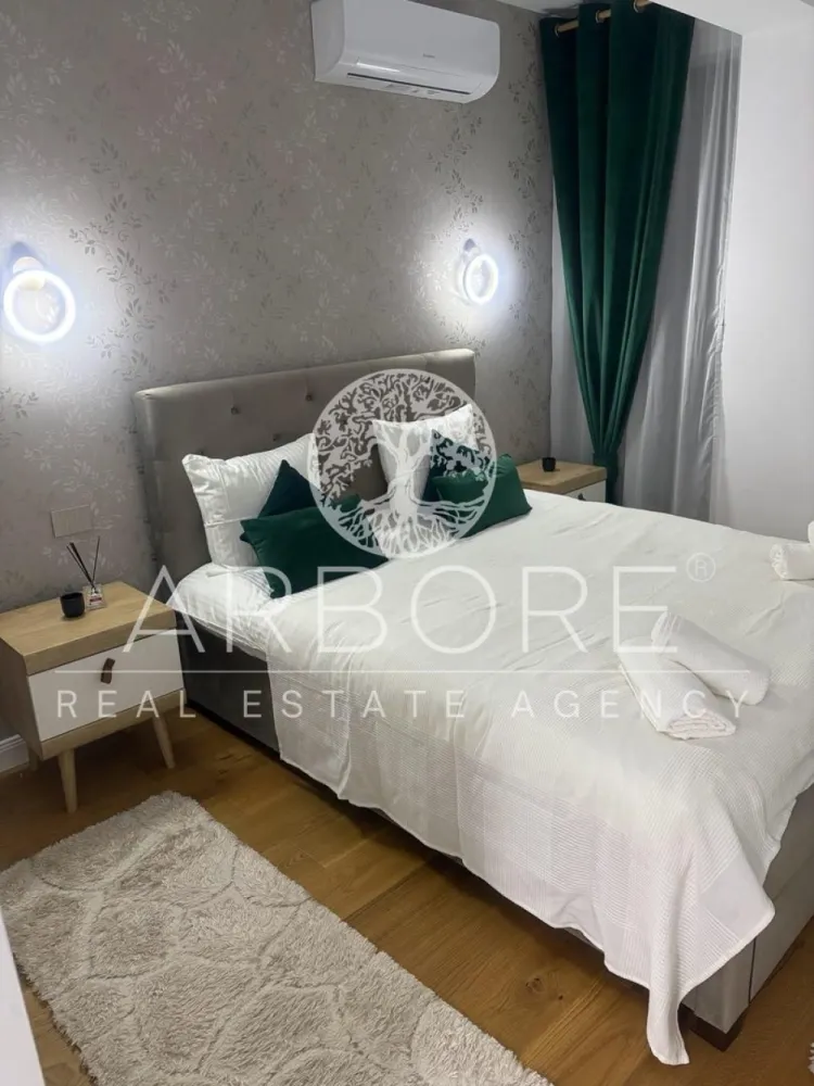 Apartament de lux 2 camere zona ultracentrala, complex rezidential - Inchiriere apartament 2 camere nou, complex rezidential, zona ultracentrala, langa Manastirea Antim, zona foarte linistita, mobilat de lux, 2 grupuri sanitare, terasa mare, incalzire in pardoseala, bucatarie dotata, plita gaz, cuptor electric, cuptor microunde, combina frigorifica, masina spalat cu uscator, loc parcare, multiple dotari. Apartamentul este in proxima apropiere a Palatului Parlamentului, ministere, Piata Unirii, cu acces imediat la zonele de interes si mijloacele de transport in comun. Disponibil imediat . Seinchiriaza complet mobilat si utilat. Va stam la dispozitie pentru informatii suplimentare sau pentru programarea unei vizionari. Comisionul agentiei este de 50% din prima prima luna, iar perioada minima a inchirierii este de 12 luni. Cu deosebita consideratie, Arbore Real Estate }}