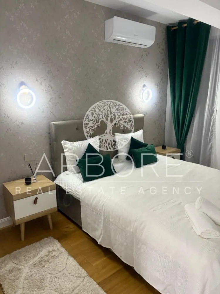 Apartament de lux 2 camere zona ultracentrala, complex rezidential - Inchiriere apartament 2 camere nou, complex rezidential, zona ultracentrala, langa Manastirea Antim, zona foarte linistita, mobilat de lux, 2 grupuri sanitare, terasa mare, incalzire in pardoseala, bucatarie dotata, plita gaz, cuptor electric, cuptor microunde, combina frigorifica, masina spalat cu uscator, loc parcare, multiple dotari. Apartamentul este in proxima apropiere a Palatului Parlamentului, ministere, Piata Unirii, cu acces imediat la zonele de interes si mijloacele de transport in comun. Disponibil imediat . Seinchiriaza complet mobilat si utilat. Va stam la dispozitie pentru informatii suplimentare sau pentru programarea unei vizionari. Comisionul agentiei este de 50% din prima prima luna, iar perioada minima a inchirierii este de 12 luni. Cu deosebita consideratie, Arbore Real Estate }}