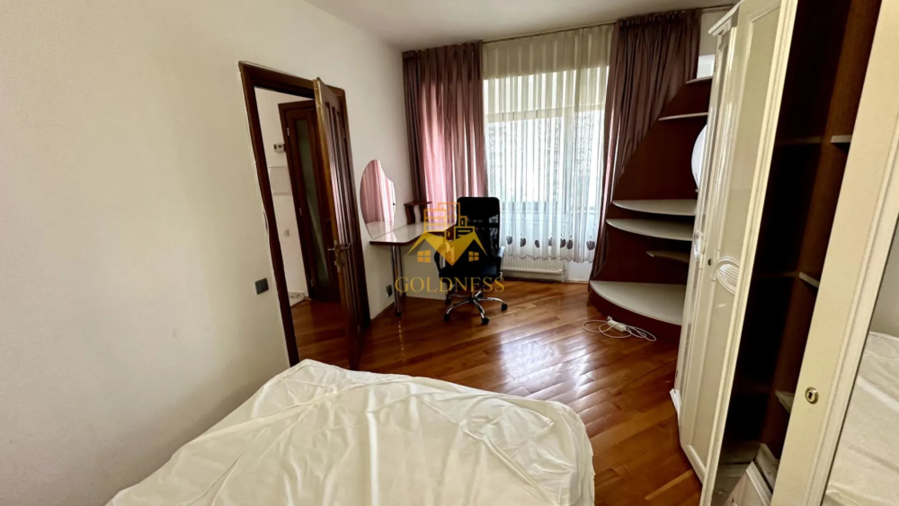 1 camera, SemiCentral, Facultatea de Drept, Nicolae Titulescu, Cipariu - GOLDNESS Imobiliare vă propune spre închiriere un apartament cu 1 camere complet mobilat și utilat, la etajul 6 într-un imobil de 8 etaje, SemiCentral, Zona Piața Cipariu, Facultatea de Drept la doar 5 minute de mers pe jos.

Se află în apropierea stațiilor de transport în comun, magazine, restaurante, spații verzi, farmacii, etc. 

Apartamentul este compartimentat astfel:
 - camera cu pat matrimonial, dressing, noptiere
 - bucătărie complet utilată și mobilată, loc de servit masa 
 - baie cu cada, calorifer port prosop și dulap pentru depozitare.

Imobilul este dotat cu toate cele necesare- centrală proprie, frigider, aragaz, hotă, mașină de spălat haine și vase, etc. 
La cerere se pot schimba anumite lucruri din apartament.

Dacă sunteți interesați de acest apartament și doriți să îl vizionați, dar și pentru alte oferte nu ezitați să ne contactați telefonic sau prin e-mail. Vă stăm la dispoziție!
Pentru intermediere se percepe un comision de 50% din prețul chiriei!