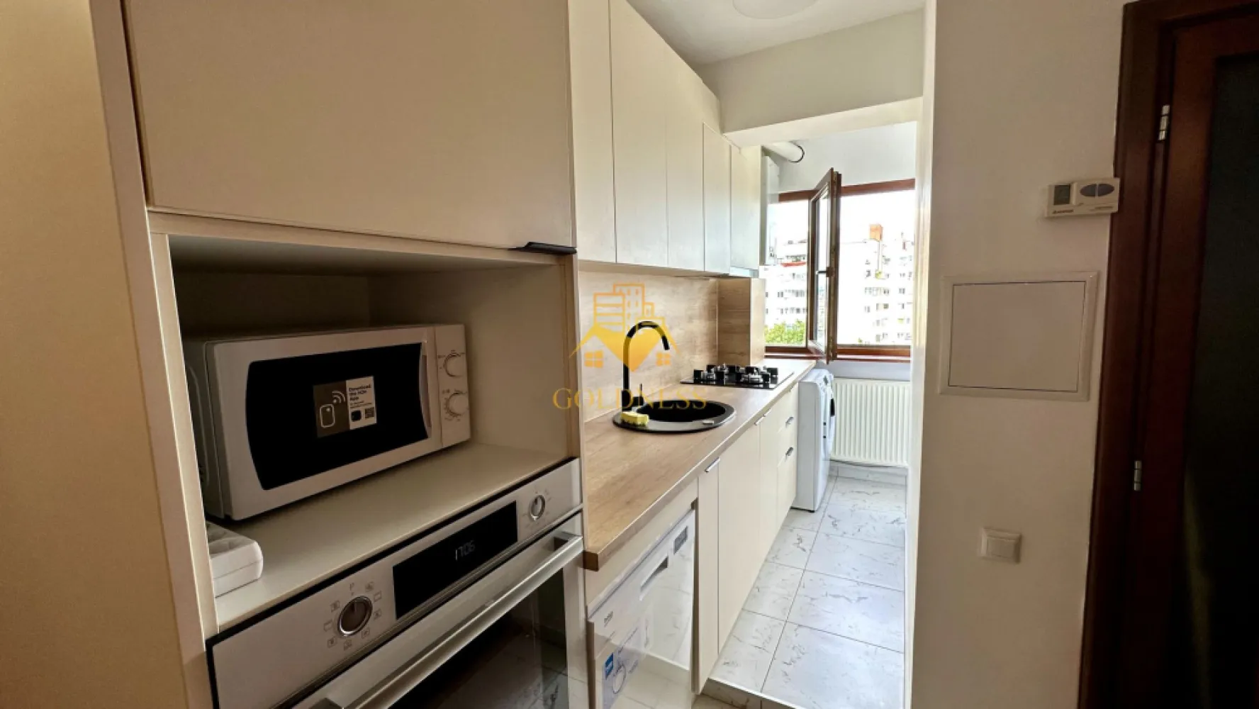1 camera, SemiCentral, Facultatea de Drept, Nicolae Titulescu, Cipariu - GOLDNESS Imobiliare vă propune spre închiriere un apartament cu 1 camere complet mobilat și utilat, la etajul 6 într-un imobil de 8 etaje, SemiCentral, Zona Piața Cipariu, Facultatea de Drept la doar 5 minute de mers pe jos.

Se află în apropierea stațiilor de transport în comun, magazine, restaurante, spații verzi, farmacii, etc. 

Apartamentul este compartimentat astfel:
 - camera cu pat matrimonial, dressing, noptiere
 - bucătărie complet utilată și mobilată, loc de servit masa 
 - baie cu cada, calorifer port prosop și dulap pentru depozitare.

Imobilul este dotat cu toate cele necesare- centrală proprie, frigider, aragaz, hotă, mașină de spălat haine și vase, etc. 
La cerere se pot schimba anumite lucruri din apartament.

Dacă sunteți interesați de acest apartament și doriți să îl vizionați, dar și pentru alte oferte nu ezitați să ne contactați telefonic sau prin e-mail. Vă stăm la dispoziție!
Pentru intermediere se percepe un comision de 50% din prețul chiriei!