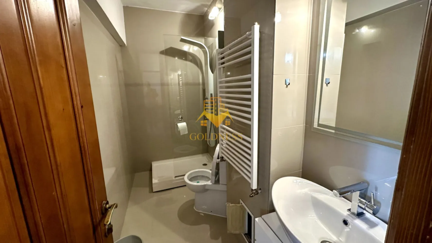 1 camera, SemiCentral, Facultatea de Drept, Nicolae Titulescu, Cipariu - GOLDNESS Imobiliare vă propune spre închiriere un apartament cu 1 camere complet mobilat și utilat, la etajul 6 într-un imobil de 8 etaje, SemiCentral, Zona Piața Cipariu, Facultatea de Drept la doar 5 minute de mers pe jos.

Se află în apropierea stațiilor de transport în comun, magazine, restaurante, spații verzi, farmacii, etc. 

Apartamentul este compartimentat astfel:
 - camera cu pat matrimonial, dressing, noptiere
 - bucătărie complet utilată și mobilată, loc de servit masa 
 - baie cu cada, calorifer port prosop și dulap pentru depozitare.

Imobilul este dotat cu toate cele necesare- centrală proprie, frigider, aragaz, hotă, mașină de spălat haine și vase, etc. 
La cerere se pot schimba anumite lucruri din apartament.

Dacă sunteți interesați de acest apartament și doriți să îl vizionați, dar și pentru alte oferte nu ezitați să ne contactați telefonic sau prin e-mail. Vă stăm la dispoziție!
Pentru intermediere se percepe un comision de 50% din prețul chiriei!