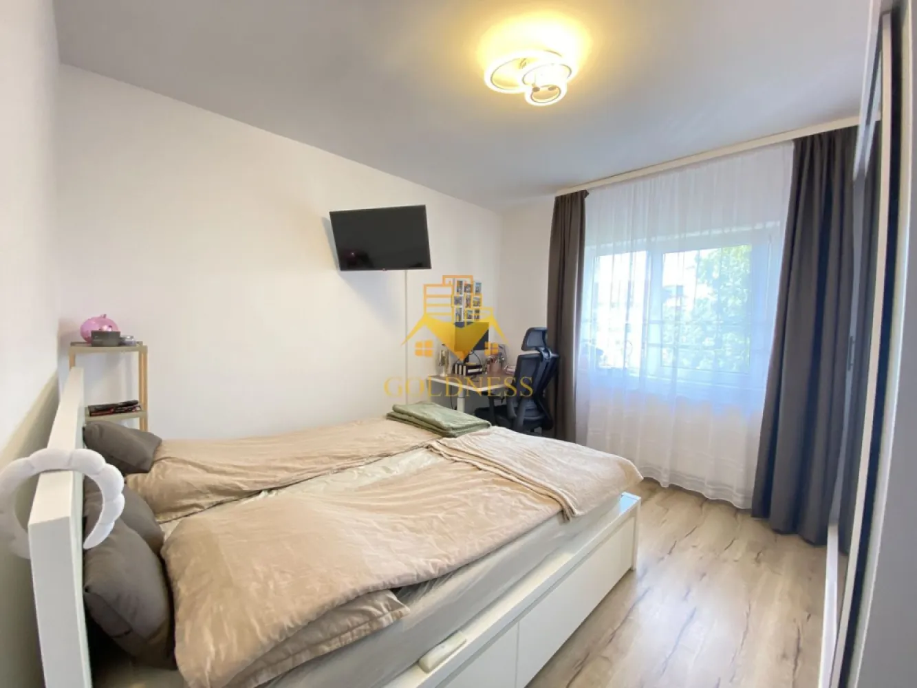 Apartament 2 camere decomandate Zorilor Zona Sigma. Apartament renovat - Va prezentam spre vanzare un apartament cu 2 camere, localizat in Cluj-Napoca, cartierul Zorilor, zona Calea Turzii.

Imobilul este amplasat intr-o zona excelenta, foarte bine conectata la principalele puncte de interes ale orasului, fiind ideal atat pentru locuit, cat si pentru investitie. Accesul rapid catre centru, universitati si zone comerciale face din aceasta proprietate o alegere extrem de atractiva.

In imediata apropiere regasim:

Liceul de Informatica „Tiberiu Popoviciu”;
Sigma Shopping Center;
Campusul Studentesc Observator si UTCN;

De asemenea, proprietatea se afla la doar 1 minut de statia Meteor si la aproximativ 2 minute de statia Observatorului Sud, oferind conexiuni rapide catre toate zonele orasului.

Apartamentul detine o suprafata utila de 57 mp si este situat la etajul 4, deasupra fiind podul blocului, care se poate mansarda Apartamentul nu are contact direct cu acoperisul blocului;.

Dispune de orientare mixta sud-nord, iar compartimentarea este decomandata, fiind organizat astfel:

living spatios si luminos;
zona de dining;
dormitor;
bucatarie;
baie prevazuta cu geam;
hol;

Livingul beneficiaza de orientare sudica, oferind lumina naturala pe tot parcursul zilei, in timp ce dormitorul si bucataria sunt orientate spre nord, asigurand un confort termic sporit in sezonul cald.

Finisajele sunt moderne, iar apartamentul se vinde complet mobilat si utilat, conform fotografiilor. Livingul si dormitorul au fost renovate recent.

Dotari:

centrala termica proprie;
aer conditionat;
geamuri PVC;
mobilier si electrocasnice incluse;

Confortul termic este asigurat de centrala termica proprie, cu distributie a caldurii prin calorifere.

Imobilul dispune de boxa la subsol si de o boxa suplimentara pentru depozitare in pod, oferind spatii generoase pentru organizare.

Datorita amplasarii excelente, in apropierea universitatilor, a mijloacelor de transport si a centrului orasului, proprietatea reprezinta o oportunitate excelenta atat pentru locuinta proprie, cat si pentru investitie, avand un potential ridicat de inchiriere.

Apartamentul este liber de sarcini, iar ca modalitate de plata se accepta atat plata integrala, cat si achizitia prin credit ipotecar.

Pentru mai multe detalii si programarea unei vizionari, nu ezitati sa ne contactati.