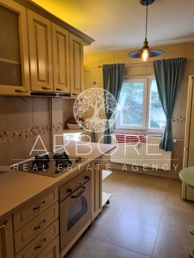 Inchiriez Apartament Zona Alba Iulia - Acest Apartament de 80m2 este amplasat in spatele rondului Alba Iulia, intr-o zona foarte linistita, fara trafic intens de masini, cu parc direct in fata blocului. Este orientat cu dormitoarele catre rasarit si sufrageria catre apus. 2 Dormitoare ambele cu paturi de 180 cu saltele de calitate marca previ 2 Bai una cu dus cealalta cu cada echipate cu mobilier premium 1 Bucatarie complet echipata si functionala cu electrocasnice hotpoint 1 Living cu canapea si smart TV si mobilier Mobexpert 2 Balcoane pentru depozitare 1 camara la intrare NU se accepta animale de companie Blocul nu are lift NU are centrala proprie Caloriferele au repartitoare cu citire wireless Reteaua de termoficare este noua si nu sunt probleme in zona Apartamentul se află într-o zonă urbană cu acces rapid la școli, grădinițe și centre educaționale. În apropiere găsești supermarketuri, magazine și parcuri pentru relaxare. Transportul public este la doar câțiva pași, cu stații de autobuz și metrou aproape la 10 minute de mers pe jos. Zona este plină de viață, cu cafenele, restaurante și spații de divertisment. Disponibil imediat . Seinchiriaza complet mobilat si utilat. Va stam la dispozitie pentru informatii suplimentare sau pentru programarea unei vizionari. Comisionul agentiei este de 50% din prima prima luna, iar perioada minima a inchirierii este de 12 luni. Cu deosebita consideratie, Arbore Real Estate }}