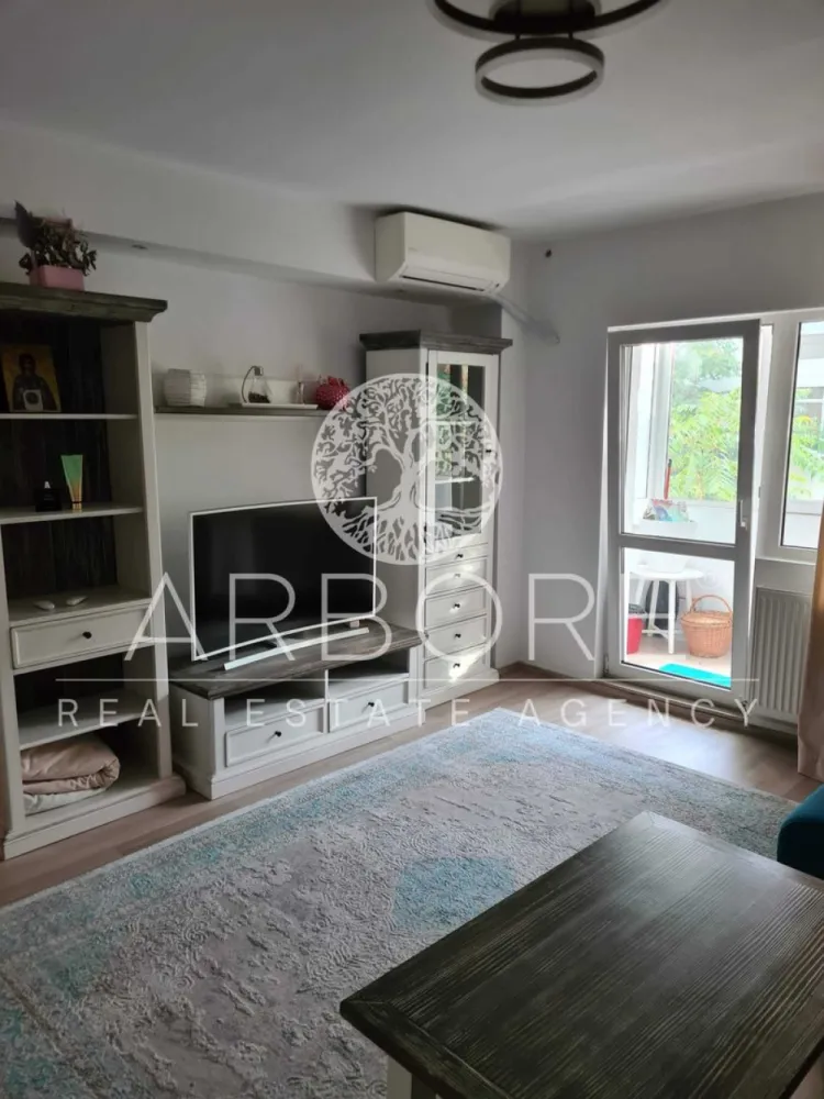 Inchiriez Apartament Zona Alba Iulia - Acest Apartament de 80m2 este amplasat in spatele rondului Alba Iulia, intr-o zona foarte linistita, fara trafic intens de masini, cu parc direct in fata blocului. Este orientat cu dormitoarele catre rasarit si sufrageria catre apus. 2 Dormitoare ambele cu paturi de 180 cu saltele de calitate marca previ 2 Bai una cu dus cealalta cu cada echipate cu mobilier premium 1 Bucatarie complet echipata si functionala cu electrocasnice hotpoint 1 Living cu canapea si smart TV si mobilier Mobexpert 2 Balcoane pentru depozitare 1 camara la intrare NU se accepta animale de companie Blocul nu are lift NU are centrala proprie Caloriferele au repartitoare cu citire wireless Reteaua de termoficare este noua si nu sunt probleme in zona Apartamentul se află într-o zonă urbană cu acces rapid la școli, grădinițe și centre educaționale. În apropiere găsești supermarketuri, magazine și parcuri pentru relaxare. Transportul public este la doar câțiva pași, cu stații de autobuz și metrou aproape la 10 minute de mers pe jos. Zona este plină de viață, cu cafenele, restaurante și spații de divertisment. Disponibil imediat . Seinchiriaza complet mobilat si utilat. Va stam la dispozitie pentru informatii suplimentare sau pentru programarea unei vizionari. Comisionul agentiei este de 50% din prima prima luna, iar perioada minima a inchirierii este de 12 luni. Cu deosebita consideratie, Arbore Real Estate }}