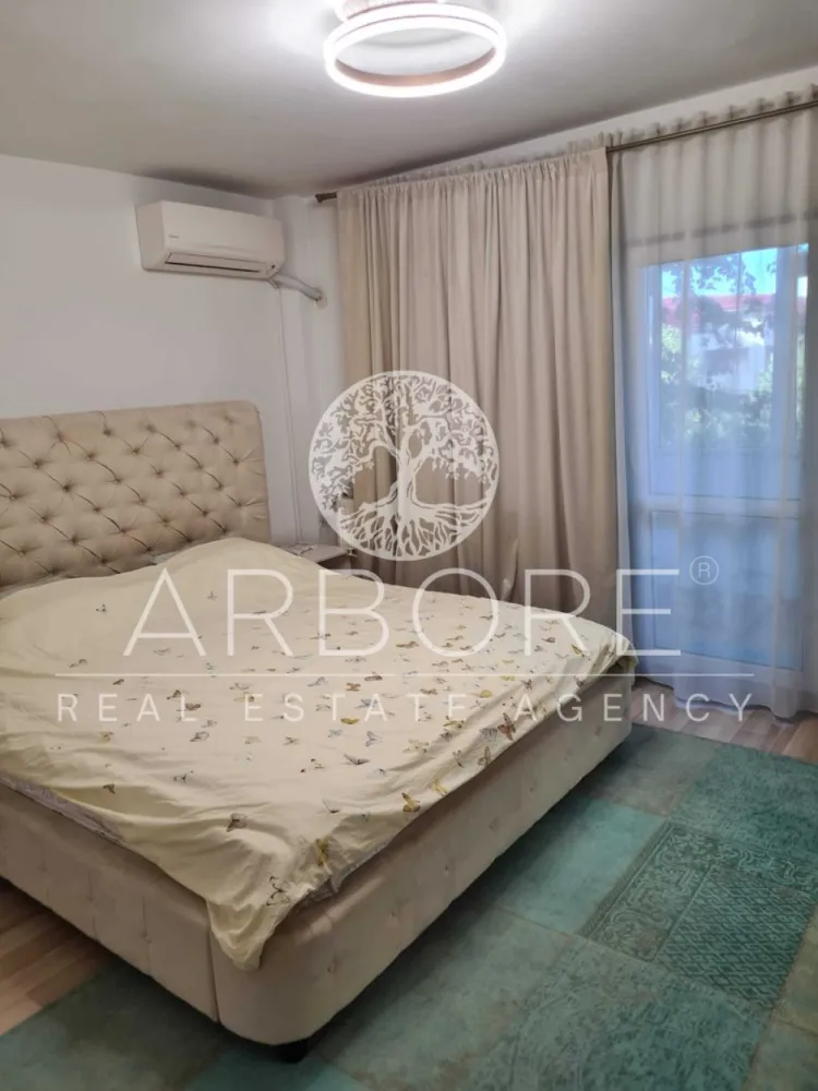 Inchiriez Apartament Zona Alba Iulia - Acest Apartament de 80m2 este amplasat in spatele rondului Alba Iulia, intr-o zona foarte linistita, fara trafic intens de masini, cu parc direct in fata blocului. Este orientat cu dormitoarele catre rasarit si sufrageria catre apus. 2 Dormitoare ambele cu paturi de 180 cu saltele de calitate marca previ 2 Bai una cu dus cealalta cu cada echipate cu mobilier premium 1 Bucatarie complet echipata si functionala cu electrocasnice hotpoint 1 Living cu canapea si smart TV si mobilier Mobexpert 2 Balcoane pentru depozitare 1 camara la intrare NU se accepta animale de companie Blocul nu are lift NU are centrala proprie Caloriferele au repartitoare cu citire wireless Reteaua de termoficare este noua si nu sunt probleme in zona Apartamentul se află într-o zonă urbană cu acces rapid la școli, grădinițe și centre educaționale. În apropiere găsești supermarketuri, magazine și parcuri pentru relaxare. Transportul public este la doar câțiva pași, cu stații de autobuz și metrou aproape la 10 minute de mers pe jos. Zona este plină de viață, cu cafenele, restaurante și spații de divertisment. Disponibil imediat . Seinchiriaza complet mobilat si utilat. Va stam la dispozitie pentru informatii suplimentare sau pentru programarea unei vizionari. Comisionul agentiei este de 50% din prima prima luna, iar perioada minima a inchirierii este de 12 luni. Cu deosebita consideratie, Arbore Real Estate }}