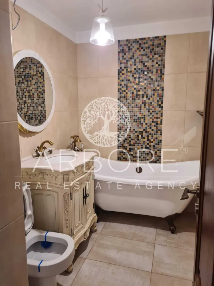 Inchiriez Apartament Zona Alba Iulia - Acest Apartament de 80m2 este amplasat in spatele rondului Alba Iulia, intr-o zona foarte linistita, fara trafic intens de masini, cu parc direct in fata blocului. Este orientat cu dormitoarele catre rasarit si sufrageria catre apus. 2 Dormitoare ambele cu paturi de 180 cu saltele de calitate marca previ 2 Bai una cu dus cealalta cu cada echipate cu mobilier premium 1 Bucatarie complet echipata si functionala cu electrocasnice hotpoint 1 Living cu canapea si smart TV si mobilier Mobexpert 2 Balcoane pentru depozitare 1 camara la intrare NU se accepta animale de companie Blocul nu are lift NU are centrala proprie Caloriferele au repartitoare cu citire wireless Reteaua de termoficare este noua si nu sunt probleme in zona Apartamentul se află într-o zonă urbană cu acces rapid la școli, grădinițe și centre educaționale. În apropiere găsești supermarketuri, magazine și parcuri pentru relaxare. Transportul public este la doar câțiva pași, cu stații de autobuz și metrou aproape la 10 minute de mers pe jos. Zona este plină de viață, cu cafenele, restaurante și spații de divertisment. Disponibil imediat . Seinchiriaza complet mobilat si utilat. Va stam la dispozitie pentru informatii suplimentare sau pentru programarea unei vizionari. Comisionul agentiei este de 50% din prima prima luna, iar perioada minima a inchirierii este de 12 luni. Cu deosebita consideratie, Arbore Real Estate }}