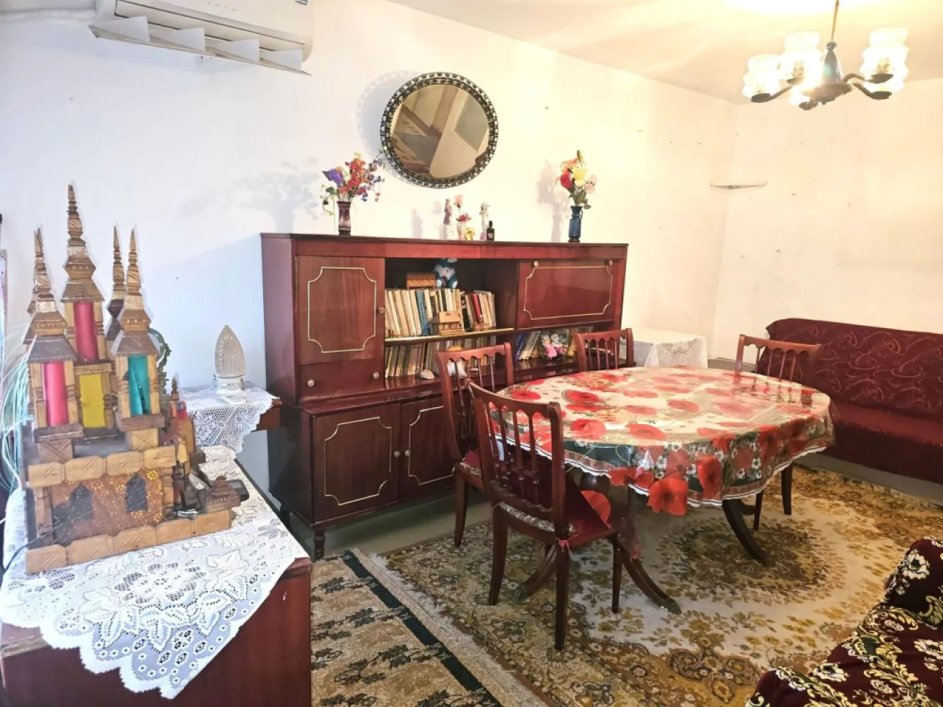 Vanzare - apartament cu 2 camere, Micro 20, J-uri - Va propunem spre vanzare un apartament cu 2 camere, situat in cartierul Micro 20, intr-o zona foarte buna, chiar langa piata, cu acces rapid la scoala, mijloace de transport in comun si alte puncte de interes. Imobilul este dat in folosinta in anul 1981, iar apartamentul este pozitionat la etajul 4 din 4. Detalii proprietate: 2 camere decomandate Suprafata utila: 50 mp Balcon: 4 mp Compartimentare eficienta, bine gandita Grup sanitar cu geam pentru aerisire naturala Dotari: Usa metalica la intrare Aer conditionat Boiler Hidroizolatie recenta (2025) Apartamentul necesita renovare, oferind astfel posibilitatea amenajarii dupa propriul gust si buget – ideal atat pentru locuinta personala, cat si pentru investitie. Pret: 58.000 euro – negociabil Comision 0% pentru cumparator Oferta in exclusivitate prin agentia Mag Invest Pentru mai multe informatii si programari la vizionare: Liliana Ene – Broker Mag Invest Telefon: 0746.252.252 O oportunitate excelenta intr-o zona cautata a orasului! }}