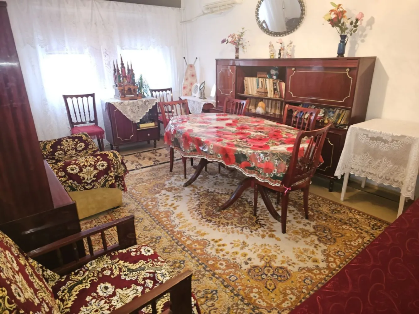 Vanzare - apartament cu 2 camere, Micro 20, J-uri - Va propunem spre vanzare un apartament cu 2 camere, situat in cartierul Micro 20, intr-o zona foarte buna, chiar langa piata, cu acces rapid la scoala, mijloace de transport in comun si alte puncte de interes. Imobilul este dat in folosinta in anul 1981, iar apartamentul este pozitionat la etajul 4 din 4. Detalii proprietate: 2 camere decomandate Suprafata utila: 50 mp Balcon: 4 mp Compartimentare eficienta, bine gandita Grup sanitar cu geam pentru aerisire naturala Dotari: Usa metalica la intrare Aer conditionat Boiler Hidroizolatie recenta (2025) Apartamentul necesita renovare, oferind astfel posibilitatea amenajarii dupa propriul gust si buget – ideal atat pentru locuinta personala, cat si pentru investitie. Pret: 58.000 euro – negociabil Comision 0% pentru cumparator Oferta in exclusivitate prin agentia Mag Invest Pentru mai multe informatii si programari la vizionare: Liliana Ene – Broker Mag Invest Telefon: 0746.252.252 O oportunitate excelenta intr-o zona cautata a orasului! }}