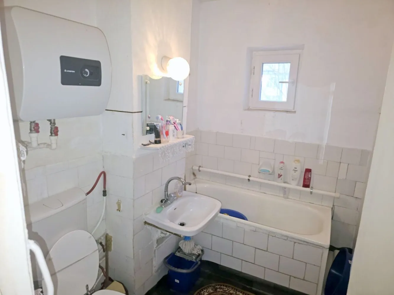 Vanzare - apartament cu 2 camere, Micro 20, J-uri - Va propunem spre vanzare un apartament cu 2 camere, situat in cartierul Micro 20, intr-o zona foarte buna, chiar langa piata, cu acces rapid la scoala, mijloace de transport in comun si alte puncte de interes. Imobilul este dat in folosinta in anul 1981, iar apartamentul este pozitionat la etajul 4 din 4. Detalii proprietate: 2 camere decomandate Suprafata utila: 50 mp Balcon: 4 mp Compartimentare eficienta, bine gandita Grup sanitar cu geam pentru aerisire naturala Dotari: Usa metalica la intrare Aer conditionat Boiler Hidroizolatie recenta (2025) Apartamentul necesita renovare, oferind astfel posibilitatea amenajarii dupa propriul gust si buget – ideal atat pentru locuinta personala, cat si pentru investitie. Pret: 58.000 euro – negociabil Comision 0% pentru cumparator Oferta in exclusivitate prin agentia Mag Invest Pentru mai multe informatii si programari la vizionare: Liliana Ene – Broker Mag Invest Telefon: 0746.252.252 O oportunitate excelenta intr-o zona cautata a orasului! }}