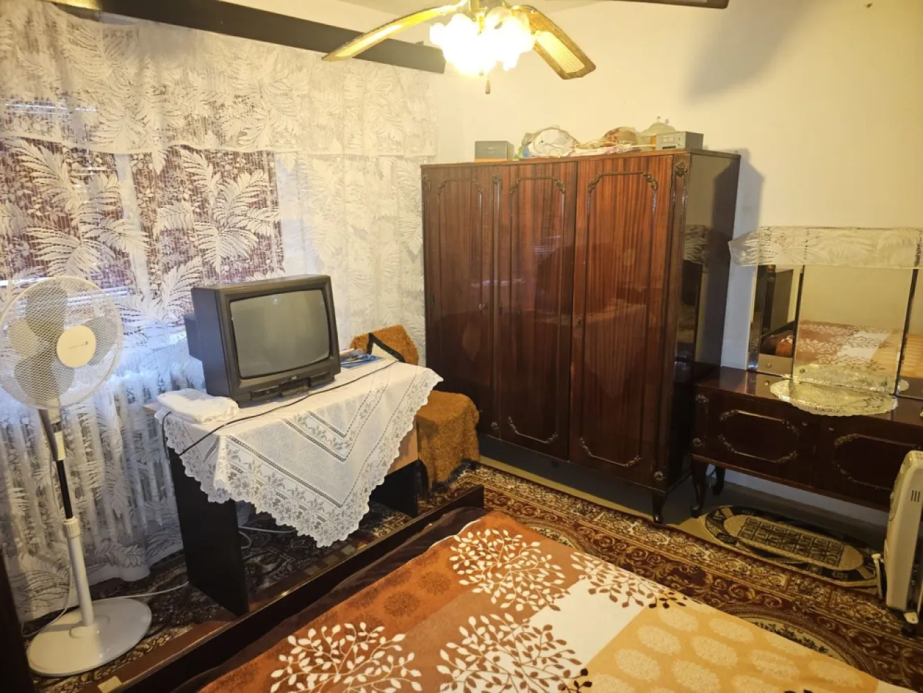 Vanzare - apartament cu 2 camere, Micro 20, J-uri - Va propunem spre vanzare un apartament cu 2 camere, situat in cartierul Micro 20, intr-o zona foarte buna, chiar langa piata, cu acces rapid la scoala, mijloace de transport in comun si alte puncte de interes. Imobilul este dat in folosinta in anul 1981, iar apartamentul este pozitionat la etajul 4 din 4. Detalii proprietate: 2 camere decomandate Suprafata utila: 50 mp Balcon: 4 mp Compartimentare eficienta, bine gandita Grup sanitar cu geam pentru aerisire naturala Dotari: Usa metalica la intrare Aer conditionat Boiler Hidroizolatie recenta (2025) Apartamentul necesita renovare, oferind astfel posibilitatea amenajarii dupa propriul gust si buget – ideal atat pentru locuinta personala, cat si pentru investitie. Pret: 58.000 euro – negociabil Comision 0% pentru cumparator Oferta in exclusivitate prin agentia Mag Invest Pentru mai multe informatii si programari la vizionare: Liliana Ene – Broker Mag Invest Telefon: 0746.252.252 O oportunitate excelenta intr-o zona cautata a orasului! }}