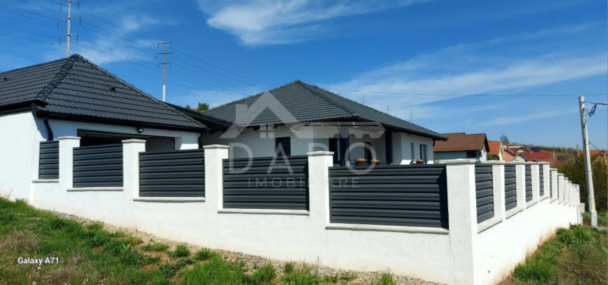 Casă de vânzare - CASA PERFECTĂ TE AȘTEAPTĂ! Sâncraiu de Mureș – Str. Pârâului Visezi la un loc unde confortul întâlnește calitatea? Această casă nouă, solidă și economică, finalizată în 2023, îți oferă tot ce ai nevoie pentru un trai relaxat, într-un cartier rezidențial cu o panoramă spectaculoasă asupra orașului Târgu Mureș! ➡️ 153 MP CONSTRUIȚI | 500 MP TEREN | GARAJ DUBLU | TOTUL NOU & MOBILAT! 🔹 Confort & spațiu generos: 🏡 3 dormitoare luminoase, perfecte pentru odihnă 🛋️ Living spațios pentru momente de relaxare 🍽️ Bucătărie modernă, gata să găzduiască cele mai bune rețete 🚿 2 băi elegante, complet echipate 🛍️ Dressing încăpător pentru o organizare impecabilă 🔹 Construită să dureze: ✅ Fundație beton, zidărie cărămidă, acoperiș țiglă ✅ Izolație premium: vată bazaltică + fibre de celuloză în pod ✅ Geamuri tripan pentru eficiență termică maximă 🔹 Dotări PREMIUM: 🔥 Încălzire în pardoseală cu centrală termică în condensare Ariston 🔌 Curent trifazic, gaz, apă, canalizare 📡 Internet RDS, sistem de supraveghere video 🚪 Uși interioare Porta Doors, finisaje de calitate superioară 🔹 Exterior amenajat cu stil: 🏡 2 terase acoperite – locul ideal pentru cafeaua de dimineață 🚗 Garaj dublu de 45 mp cu poartă și ușă automatizată 📦 Depozit generos de 43 mp pentru extra spațiu 🌳 Curte cu pavaj Semmelrock și gard solid din beton & șipcă metalică 🔹 Se vinde complet mobilată și utilată – TOTUL NOU! 📞 Sună acum și programează o vizionare! Această casă nu va sta mult pe piață! }}