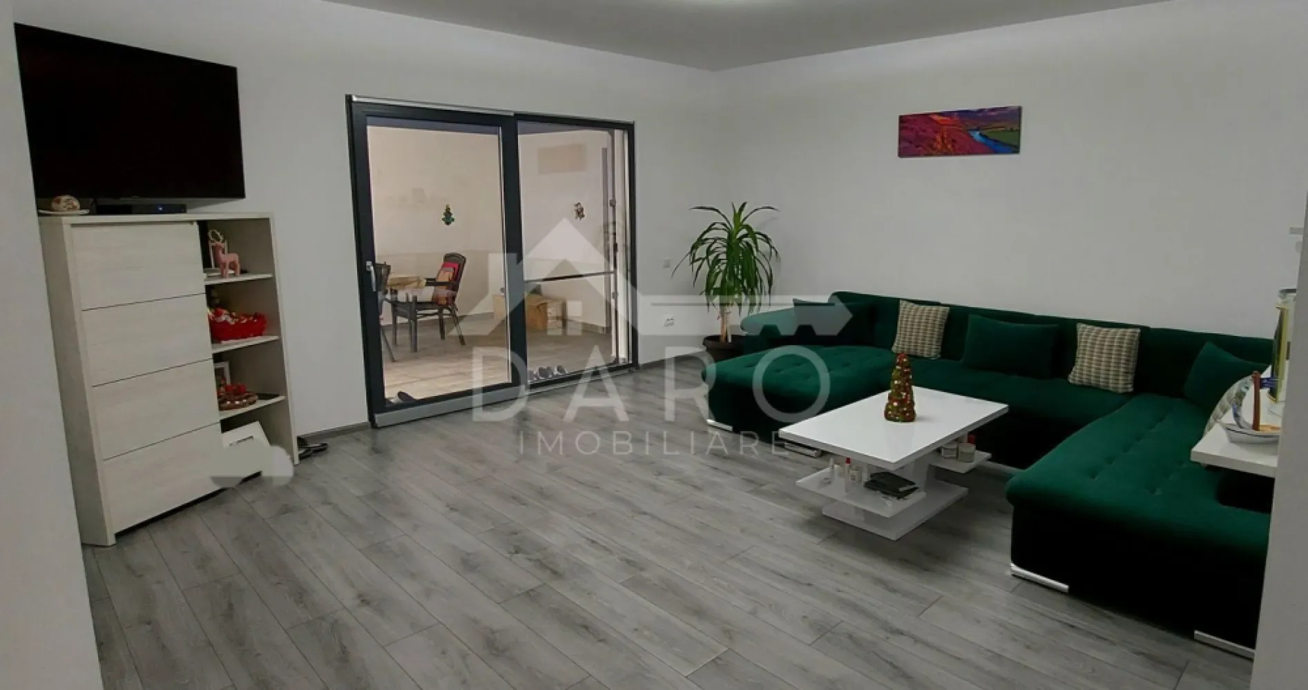 Casă de vânzare - CASA PERFECTĂ TE AȘTEAPTĂ! Sâncraiu de Mureș – Str. Pârâului Visezi la un loc unde confortul întâlnește calitatea? Această casă nouă, solidă și economică, finalizată în 2023, îți oferă tot ce ai nevoie pentru un trai relaxat, într-un cartier rezidențial cu o panoramă spectaculoasă asupra orașului Târgu Mureș! ➡️ 153 MP CONSTRUIȚI | 500 MP TEREN | GARAJ DUBLU | TOTUL NOU & MOBILAT! 🔹 Confort & spațiu generos: 🏡 3 dormitoare luminoase, perfecte pentru odihnă 🛋️ Living spațios pentru momente de relaxare 🍽️ Bucătărie modernă, gata să găzduiască cele mai bune rețete 🚿 2 băi elegante, complet echipate 🛍️ Dressing încăpător pentru o organizare impecabilă 🔹 Construită să dureze: ✅ Fundație beton, zidărie cărămidă, acoperiș țiglă ✅ Izolație premium: vată bazaltică + fibre de celuloză în pod ✅ Geamuri tripan pentru eficiență termică maximă 🔹 Dotări PREMIUM: 🔥 Încălzire în pardoseală cu centrală termică în condensare Ariston 🔌 Curent trifazic, gaz, apă, canalizare 📡 Internet RDS, sistem de supraveghere video 🚪 Uși interioare Porta Doors, finisaje de calitate superioară 🔹 Exterior amenajat cu stil: 🏡 2 terase acoperite – locul ideal pentru cafeaua de dimineață 🚗 Garaj dublu de 45 mp cu poartă și ușă automatizată 📦 Depozit generos de 43 mp pentru extra spațiu 🌳 Curte cu pavaj Semmelrock și gard solid din beton & șipcă metalică 🔹 Se vinde complet mobilată și utilată – TOTUL NOU! 📞 Sună acum și programează o vizionare! Această casă nu va sta mult pe piață! }}