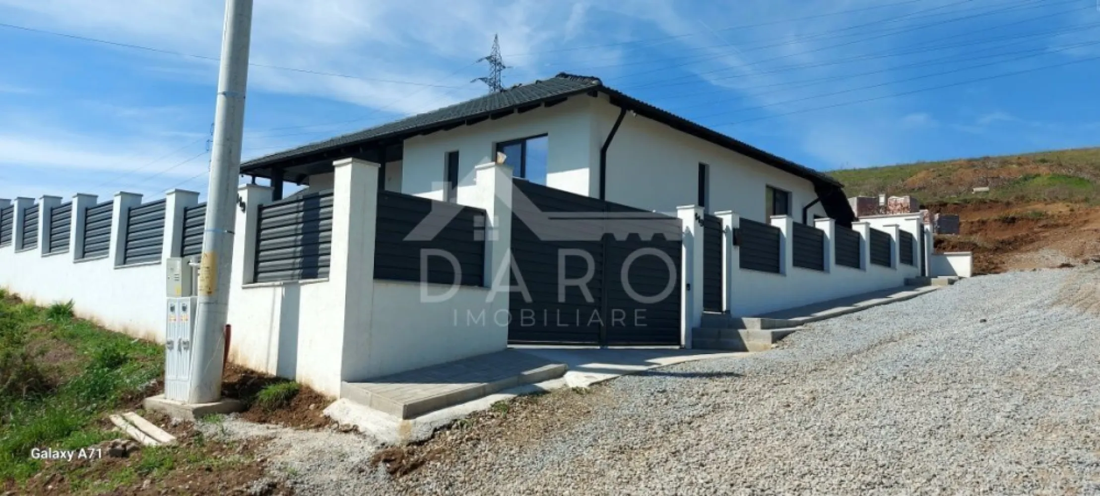 Casă de vânzare - CASA PERFECTĂ TE AȘTEAPTĂ! Sâncraiu de Mureș – Str. Pârâului Visezi la un loc unde confortul întâlnește calitatea? Această casă nouă, solidă și economică, finalizată în 2023, îți oferă tot ce ai nevoie pentru un trai relaxat, într-un cartier rezidențial cu o panoramă spectaculoasă asupra orașului Târgu Mureș! ➡️ 153 MP CONSTRUIȚI | 500 MP TEREN | GARAJ DUBLU | TOTUL NOU & MOBILAT! 🔹 Confort & spațiu generos: 🏡 3 dormitoare luminoase, perfecte pentru odihnă 🛋️ Living spațios pentru momente de relaxare 🍽️ Bucătărie modernă, gata să găzduiască cele mai bune rețete 🚿 2 băi elegante, complet echipate 🛍️ Dressing încăpător pentru o organizare impecabilă 🔹 Construită să dureze: ✅ Fundație beton, zidărie cărămidă, acoperiș țiglă ✅ Izolație premium: vată bazaltică + fibre de celuloză în pod ✅ Geamuri tripan pentru eficiență termică maximă 🔹 Dotări PREMIUM: 🔥 Încălzire în pardoseală cu centrală termică în condensare Ariston 🔌 Curent trifazic, gaz, apă, canalizare 📡 Internet RDS, sistem de supraveghere video 🚪 Uși interioare Porta Doors, finisaje de calitate superioară 🔹 Exterior amenajat cu stil: 🏡 2 terase acoperite – locul ideal pentru cafeaua de dimineață 🚗 Garaj dublu de 45 mp cu poartă și ușă automatizată 📦 Depozit generos de 43 mp pentru extra spațiu 🌳 Curte cu pavaj Semmelrock și gard solid din beton & șipcă metalică 🔹 Se vinde complet mobilată și utilată – TOTUL NOU! 📞 Sună acum și programează o vizionare! Această casă nu va sta mult pe piață! }}