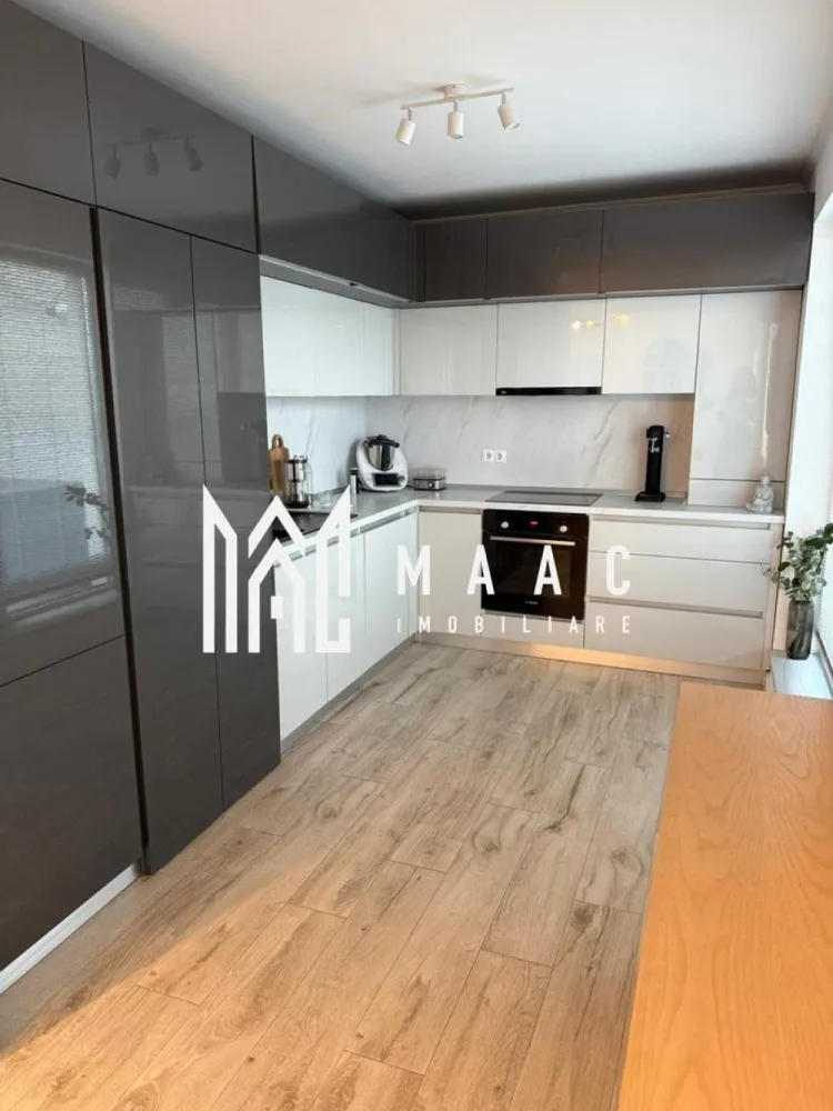 Penthouse | 78 Mp | Loc de Parcare | Garden City Residence - MAAC Imobiliare vă propune spre închiriere un apartament modern și spațios, ideal pentru familii sau cupluri care își doresc confort, intimitate și un stil de viață relaxat. Localizare: Garden City Residence Tip imobil: Bloc modern Suprafață utilă: 78 mp Terasa: 73 mp Etaj: 4 Compartimentare: 3 camere luminoase, perfect configurate pentru confort: Living spațios și modern Dormitor matrimonial Cameră secundară (birou, cameră copil sau hobby) 2 băi complet utilate Bucătărie complet utilată Dotări și facilități: Centrală proprie Loc de parcare inclus Terasă generoasă de 73 mp, ideală pentru relaxare Pentru mai multe detalii sau pentru a programa o vizionare, vă rugăm să ne contactați, specificând ID:CP2840589 }}